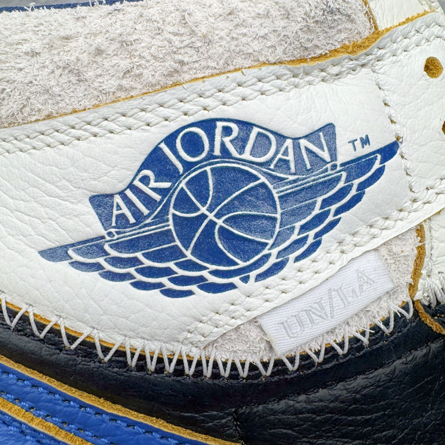 图片[18]-＃PK纯原 Union LA x Fragment Design x Air Jordan AJ1 Retro High NRG 藤原浩三方联名四色拼接灰 闪电黑蓝 IO7847-001 圈内最强系列 高端零售特供批次 产品品控稳定性领先行业 各方面均可对飙L版 良心定价不杀猪 SZ原厂全套原楦原纸板冲刀磨具开发 原厂皮料加持 原厂港宝加持定型后跟R度完美 同源原厂电绣 飞翼针数密度立体效果一致 百分百一致原鞋 原厂拉帮工艺 针距密度一致 后跟弧度收口自然不对折 极致一眼正品既视感 进口玻璃冲刀皮料裁剪零毛边 全鞋电脑针车工艺 品控清洁度最高QC检验标准 免检产品 原厂订购鞋盒、鞋标、防尘纸、鞋撑、鞋带 追求极致的原厂味道 尺码：36 36.5 37.5 38 38.5 39 40 40.5 41 42 42.5 43 44 44.5 45 46 47.5-选品中心