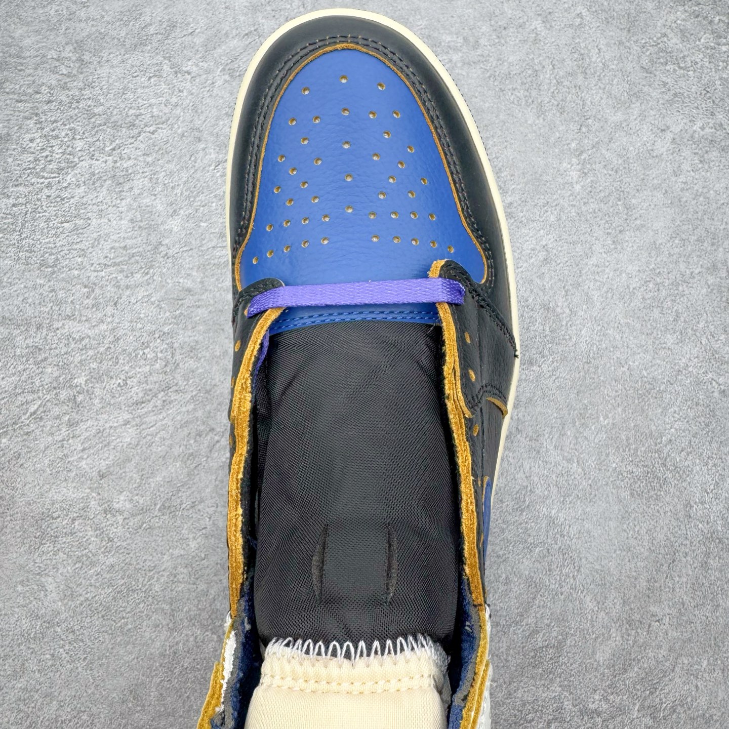 图片[4]-＃PK纯原 Union LA x Fragment Design x Air Jordan AJ1 Retro High NRG 藤原浩三方联名四色拼接灰 闪电黑蓝 IO7847-001 圈内最强系列 高端零售特供批次 产品品控稳定性领先行业 各方面均可对飙L版 良心定价不杀猪 SZ原厂全套原楦原纸板冲刀磨具开发 原厂皮料加持 原厂港宝加持定型后跟R度完美 同源原厂电绣 飞翼针数密度立体效果一致 百分百一致原鞋 原厂拉帮工艺 针距密度一致 后跟弧度收口自然不对折 极致一眼正品既视感 进口玻璃冲刀皮料裁剪零毛边 全鞋电脑针车工艺 品控清洁度最高QC检验标准 免检产品 原厂订购鞋盒、鞋标、防尘纸、鞋撑、鞋带 追求极致的原厂味道 尺码：36 36.5 37.5 38 38.5 39 40 40.5 41 42 42.5 43 44 44.5 45 46 47.5-选品中心