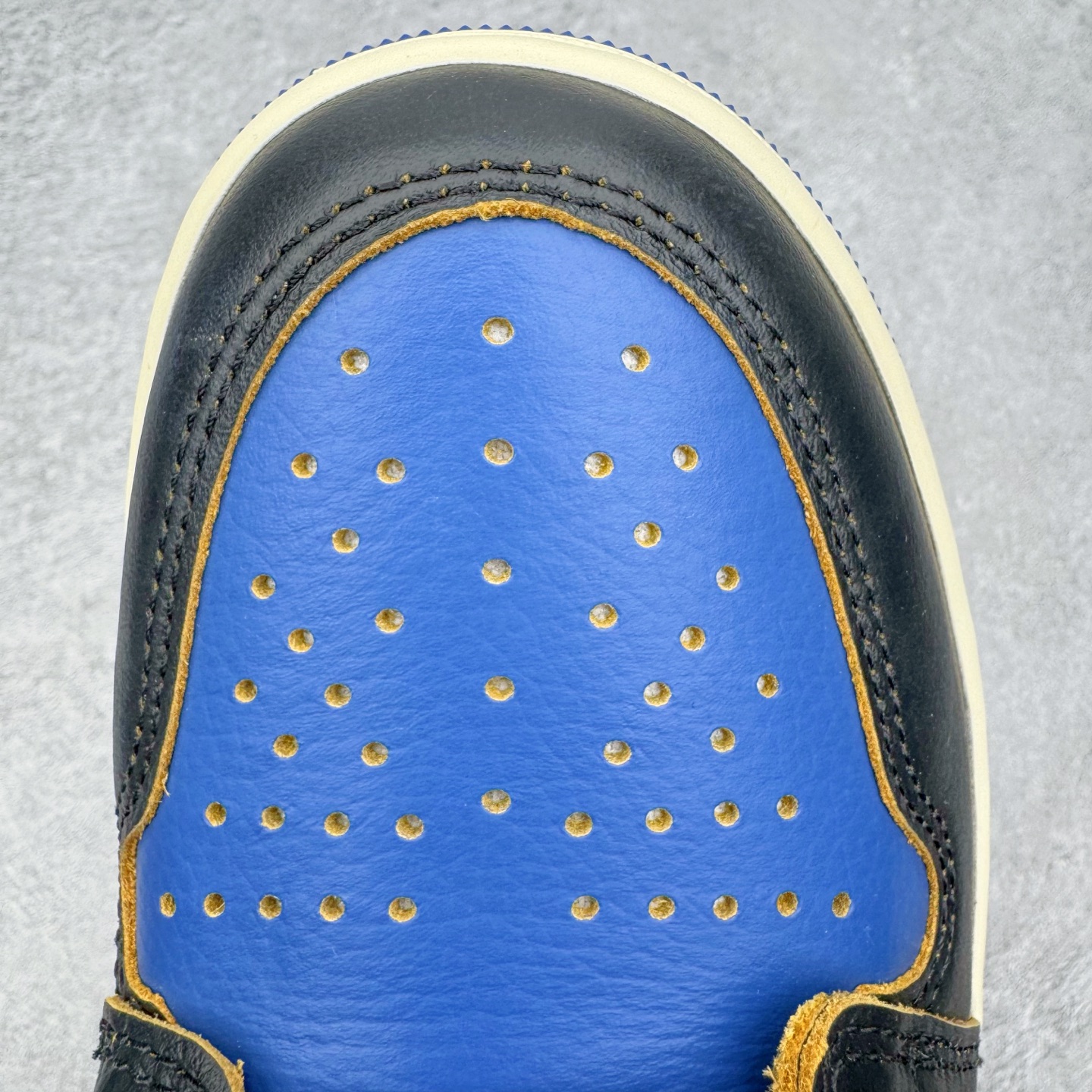 图片[13]-＃PK纯原 Union LA x Fragment Design x Air Jordan AJ1 Retro High NRG 藤原浩三方联名四色拼接灰 闪电黑蓝 IO7847-001 圈内最强系列 高端零售特供批次 产品品控稳定性领先行业 各方面均可对飙L版 良心定价不杀猪 SZ原厂全套原楦原纸板冲刀磨具开发 原厂皮料加持 原厂港宝加持定型后跟R度完美 同源原厂电绣 飞翼针数密度立体效果一致 百分百一致原鞋 原厂拉帮工艺 针距密度一致 后跟弧度收口自然不对折 极致一眼正品既视感 进口玻璃冲刀皮料裁剪零毛边 全鞋电脑针车工艺 品控清洁度最高QC检验标准 免检产品 原厂订购鞋盒、鞋标、防尘纸、鞋撑、鞋带 追求极致的原厂味道 尺码：36 36.5 37.5 38 38.5 39 40 40.5 41 42 42.5 43 44 44.5 45 46 47.5-选品中心