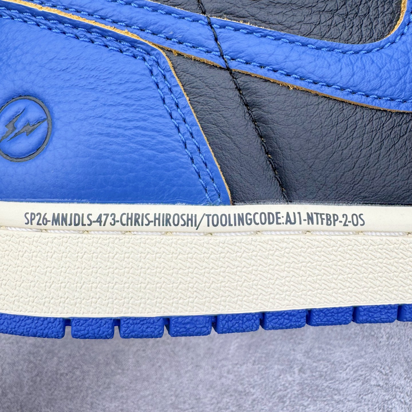 图片[17]-＃PK纯原 Union LA x Fragment Design x Air Jordan AJ1 Retro High NRG 藤原浩三方联名四色拼接灰 闪电黑蓝 IO7847-001 圈内最强系列 高端零售特供批次 产品品控稳定性领先行业 各方面均可对飙L版 良心定价不杀猪 SZ原厂全套原楦原纸板冲刀磨具开发 原厂皮料加持 原厂港宝加持定型后跟R度完美 同源原厂电绣 飞翼针数密度立体效果一致 百分百一致原鞋 原厂拉帮工艺 针距密度一致 后跟弧度收口自然不对折 极致一眼正品既视感 进口玻璃冲刀皮料裁剪零毛边 全鞋电脑针车工艺 品控清洁度最高QC检验标准 免检产品 原厂订购鞋盒、鞋标、防尘纸、鞋撑、鞋带 追求极致的原厂味道 尺码：36 36.5 37.5 38 38.5 39 40 40.5 41 42 42.5 43 44 44.5 45 46 47.5-选品中心
