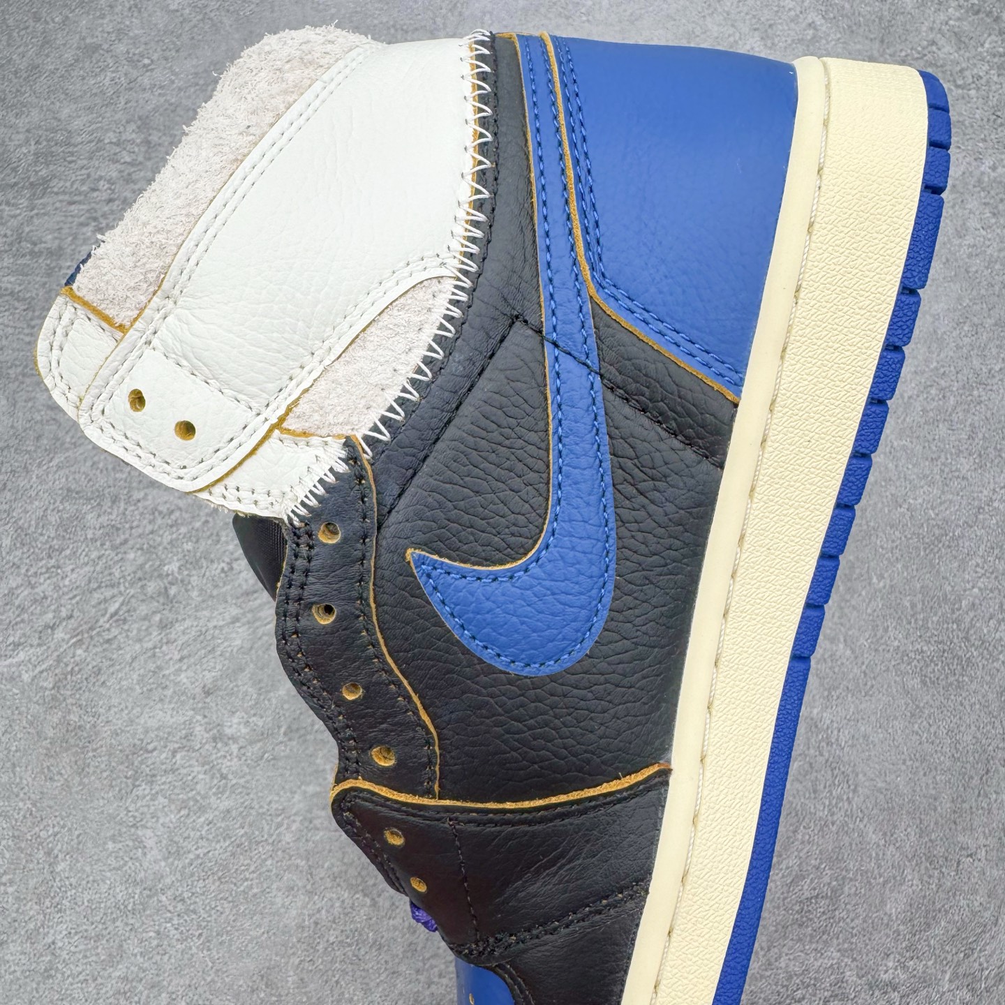 图片[7]-＃PK纯原 Union LA x Fragment Design x Air Jordan AJ1 Retro High NRG 藤原浩三方联名四色拼接灰 闪电黑蓝 IO7847-001 圈内最强系列 高端零售特供批次 产品品控稳定性领先行业 各方面均可对飙L版 良心定价不杀猪 SZ原厂全套原楦原纸板冲刀磨具开发 原厂皮料加持 原厂港宝加持定型后跟R度完美 同源原厂电绣 飞翼针数密度立体效果一致 百分百一致原鞋 原厂拉帮工艺 针距密度一致 后跟弧度收口自然不对折 极致一眼正品既视感 进口玻璃冲刀皮料裁剪零毛边 全鞋电脑针车工艺 品控清洁度最高QC检验标准 免检产品 原厂订购鞋盒、鞋标、防尘纸、鞋撑、鞋带 追求极致的原厂味道 尺码：36 36.5 37.5 38 38.5 39 40 40.5 41 42 42.5 43 44 44.5 45 46 47.5-选品中心