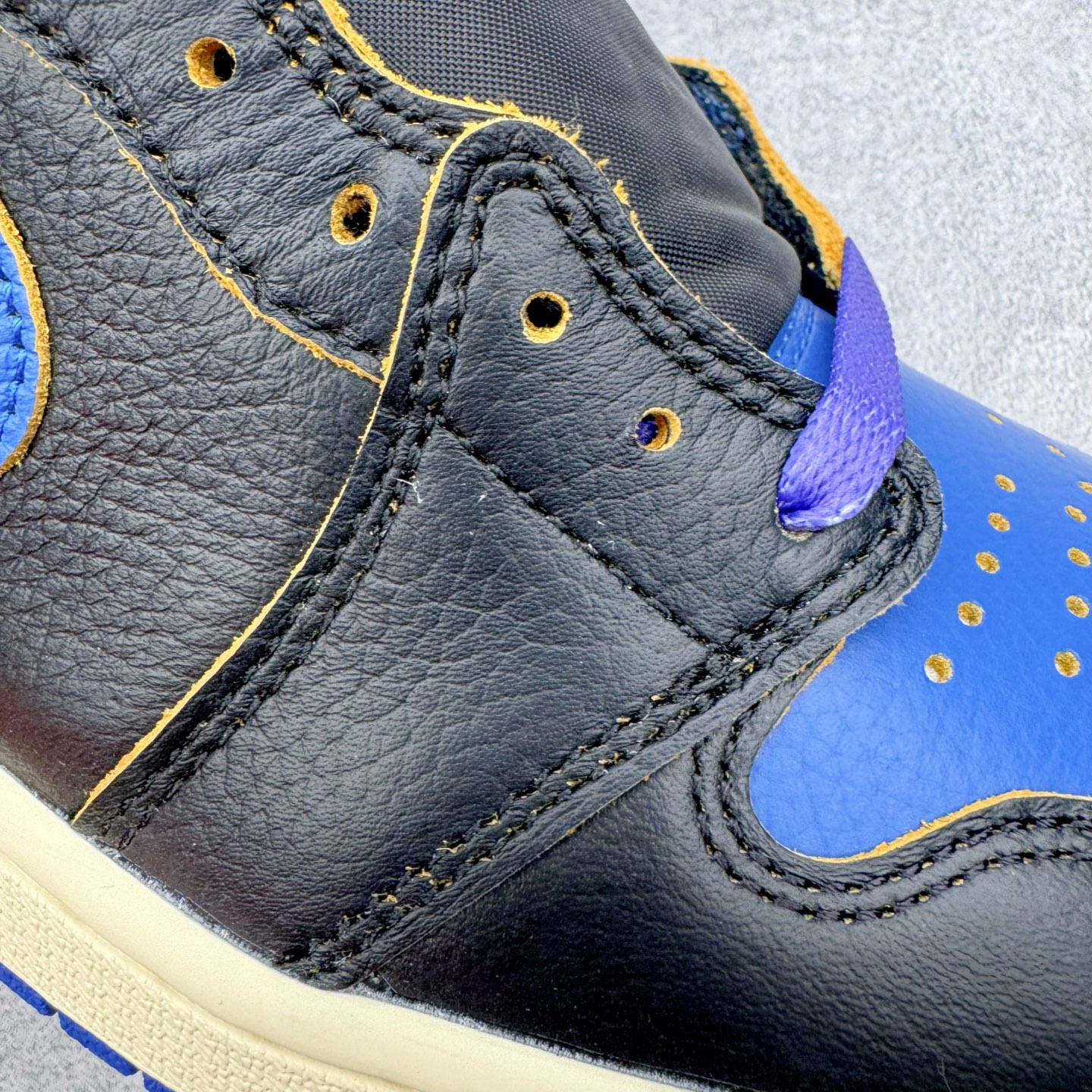 图片[20]-＃PK纯原 Union LA x Fragment Design x Air Jordan AJ1 Retro High NRG 藤原浩三方联名四色拼接灰 闪电黑蓝 IO7847-001 圈内最强系列 高端零售特供批次 产品品控稳定性领先行业 各方面均可对飙L版 良心定价不杀猪 SZ原厂全套原楦原纸板冲刀磨具开发 原厂皮料加持 原厂港宝加持定型后跟R度完美 同源原厂电绣 飞翼针数密度立体效果一致 百分百一致原鞋 原厂拉帮工艺 针距密度一致 后跟弧度收口自然不对折 极致一眼正品既视感 进口玻璃冲刀皮料裁剪零毛边 全鞋电脑针车工艺 品控清洁度最高QC检验标准 免检产品 原厂订购鞋盒、鞋标、防尘纸、鞋撑、鞋带 追求极致的原厂味道 尺码：36 36.5 37.5 38 38.5 39 40 40.5 41 42 42.5 43 44 44.5 45 46 47.5-选品中心
