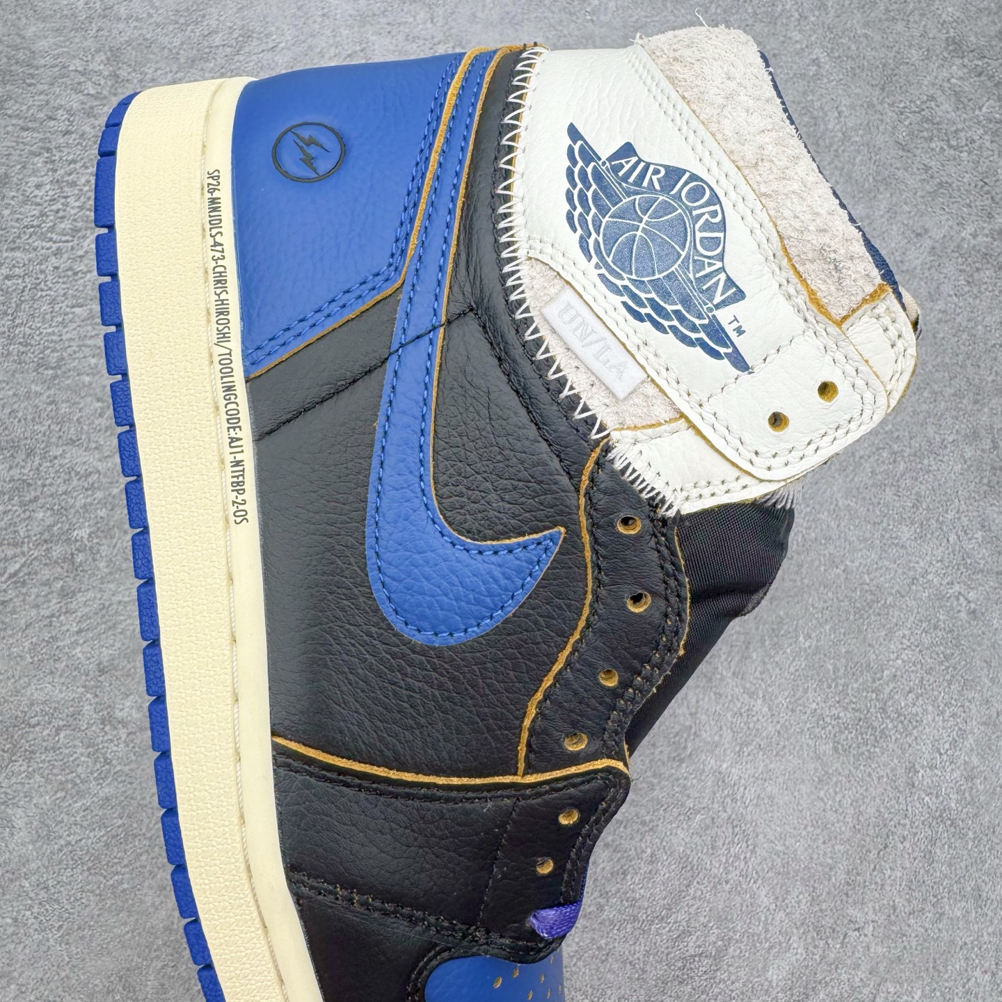 图片[6]-＃PK纯原 Union LA x Fragment Design x Air Jordan AJ1 Retro High NRG 藤原浩三方联名四色拼接灰 闪电黑蓝 IO7847-001 圈内最强系列 高端零售特供批次 产品品控稳定性领先行业 各方面均可对飙L版 良心定价不杀猪 SZ原厂全套原楦原纸板冲刀磨具开发 原厂皮料加持 原厂港宝加持定型后跟R度完美 同源原厂电绣 飞翼针数密度立体效果一致 百分百一致原鞋 原厂拉帮工艺 针距密度一致 后跟弧度收口自然不对折 极致一眼正品既视感 进口玻璃冲刀皮料裁剪零毛边 全鞋电脑针车工艺 品控清洁度最高QC检验标准 免检产品 原厂订购鞋盒、鞋标、防尘纸、鞋撑、鞋带 追求极致的原厂味道 尺码：36 36.5 37.5 38 38.5 39 40 40.5 41 42 42.5 43 44 44.5 45 46 47.5-选品中心