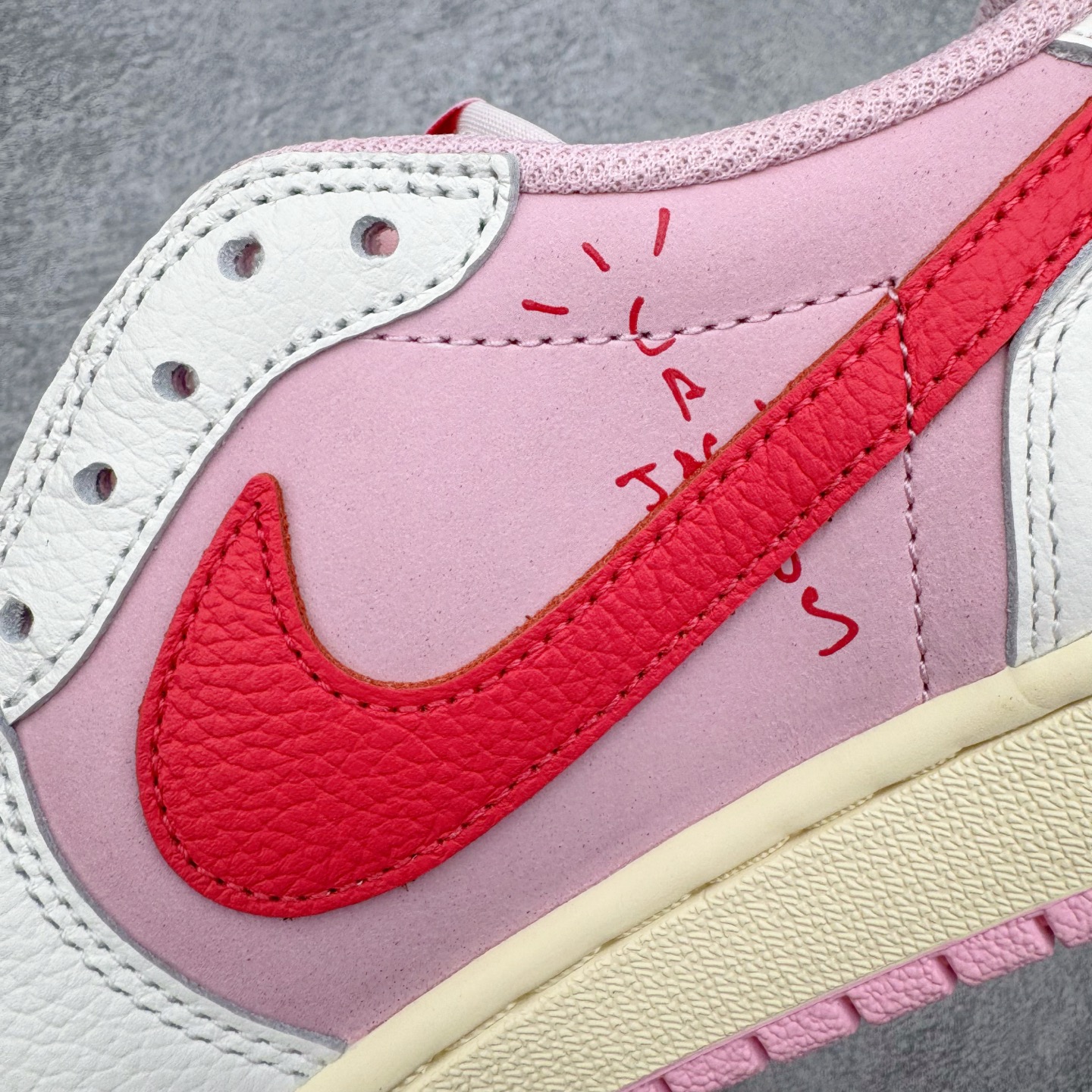 图片[17]-＃PK纯原 Travis Scott x Air Jordan AJ1 Low OG SP TS联名倒钩低帮 粉红 IQ7604-101 圈内最强倒钩系列 高端零售特供批次 产品品控稳定性领先行业 各方面均可对飙L版 良心定价不杀猪 SZ原厂全套原楦原纸板冲刀磨具开发 原厂皮料加持 原厂港宝加持定型后跟R度完美 同源原厂电绣 鬼脸飞翼针数密度立体效果一致 百分百一致原鞋 原厂拉帮工艺 针距密度一致 后跟弧度收口自然不对折 极致一眼正品既视感 进口玻璃冲刀皮料裁剪零毛边 全鞋电脑针车工艺 品控清洁度最高QC检验标准 免检产品 原厂订购鞋盒、鞋标、防尘纸、鞋撑、鞋带 追求极致的原厂味道 尺码：36 36.5 37.5 38 38.5 39 40 40.5 41 42 42.5 43 44 44.5 45 46 47.5-选品中心