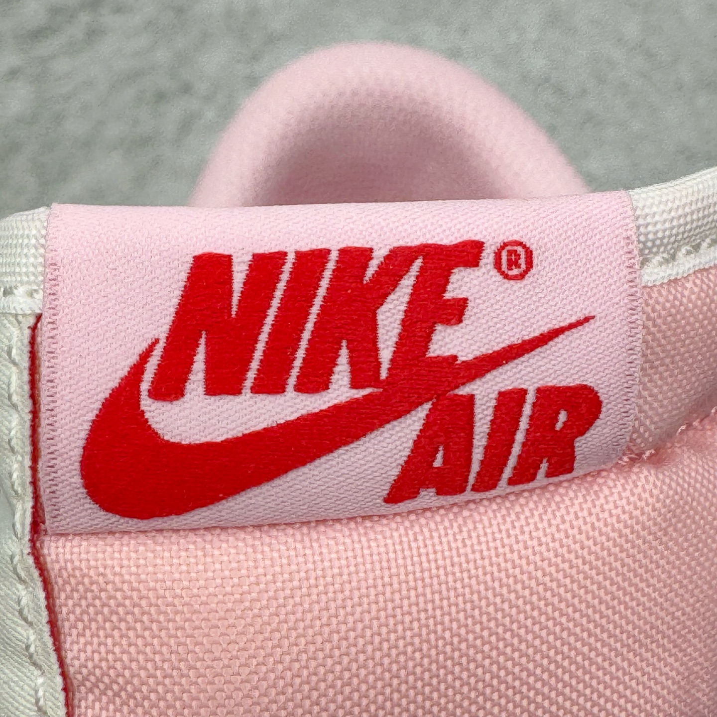 图片[15]-＃PK纯原 Travis Scott x Air Jordan AJ1 Low OG SP TS联名倒钩低帮 粉红 IQ7604-101 圈内最强倒钩系列 高端零售特供批次 产品品控稳定性领先行业 各方面均可对飙L版 良心定价不杀猪 SZ原厂全套原楦原纸板冲刀磨具开发 原厂皮料加持 原厂港宝加持定型后跟R度完美 同源原厂电绣 鬼脸飞翼针数密度立体效果一致 百分百一致原鞋 原厂拉帮工艺 针距密度一致 后跟弧度收口自然不对折 极致一眼正品既视感 进口玻璃冲刀皮料裁剪零毛边 全鞋电脑针车工艺 品控清洁度最高QC检验标准 免检产品 原厂订购鞋盒、鞋标、防尘纸、鞋撑、鞋带 追求极致的原厂味道 尺码：36 36.5 37.5 38 38.5 39 40 40.5 41 42 42.5 43 44 44.5 45 46 47.5-选品中心