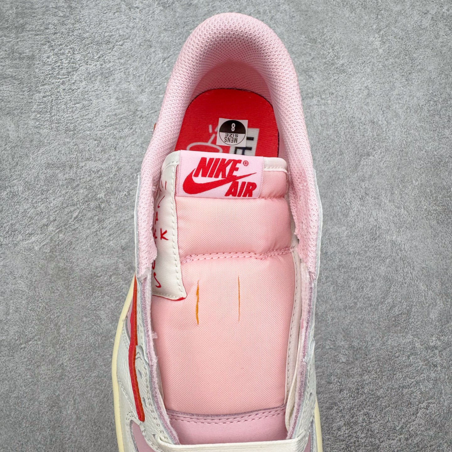 图片[5]-＃PK纯原 Travis Scott x Air Jordan AJ1 Low OG SP TS联名倒钩低帮 粉红 IQ7604-101 圈内最强倒钩系列 高端零售特供批次 产品品控稳定性领先行业 各方面均可对飙L版 良心定价不杀猪 SZ原厂全套原楦原纸板冲刀磨具开发 原厂皮料加持 原厂港宝加持定型后跟R度完美 同源原厂电绣 鬼脸飞翼针数密度立体效果一致 百分百一致原鞋 原厂拉帮工艺 针距密度一致 后跟弧度收口自然不对折 极致一眼正品既视感 进口玻璃冲刀皮料裁剪零毛边 全鞋电脑针车工艺 品控清洁度最高QC检验标准 免检产品 原厂订购鞋盒、鞋标、防尘纸、鞋撑、鞋带 追求极致的原厂味道 尺码：36 36.5 37.5 38 38.5 39 40 40.5 41 42 42.5 43 44 44.5 45 46 47.5-选品中心