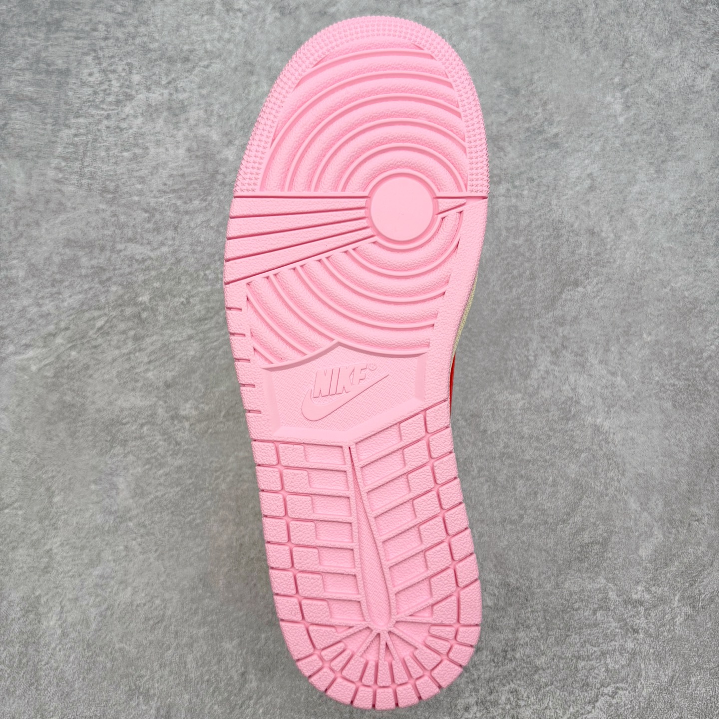 图片[9]-＃PK纯原 Travis Scott x Air Jordan AJ1 Low OG SP TS联名倒钩低帮 粉红 IQ7604-101 圈内最强倒钩系列 高端零售特供批次 产品品控稳定性领先行业 各方面均可对飙L版 良心定价不杀猪 SZ原厂全套原楦原纸板冲刀磨具开发 原厂皮料加持 原厂港宝加持定型后跟R度完美 同源原厂电绣 鬼脸飞翼针数密度立体效果一致 百分百一致原鞋 原厂拉帮工艺 针距密度一致 后跟弧度收口自然不对折 极致一眼正品既视感 进口玻璃冲刀皮料裁剪零毛边 全鞋电脑针车工艺 品控清洁度最高QC检验标准 免检产品 原厂订购鞋盒、鞋标、防尘纸、鞋撑、鞋带 追求极致的原厂味道 尺码：36 36.5 37.5 38 38.5 39 40 40.5 41 42 42.5 43 44 44.5 45 46 47.5-选品中心