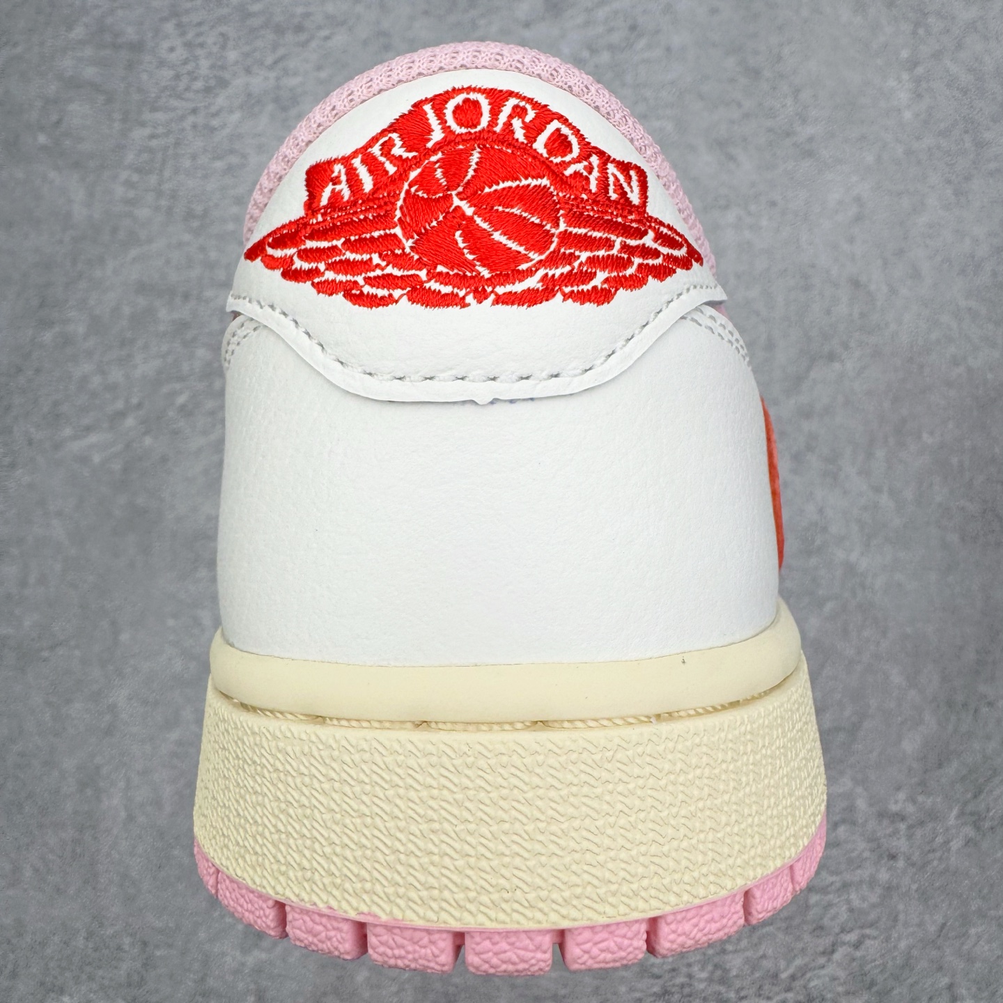 图片[8]-＃PK纯原 Travis Scott x Air Jordan AJ1 Low OG SP TS联名倒钩低帮 粉红 IQ7604-101 圈内最强倒钩系列 高端零售特供批次 产品品控稳定性领先行业 各方面均可对飙L版 良心定价不杀猪 SZ原厂全套原楦原纸板冲刀磨具开发 原厂皮料加持 原厂港宝加持定型后跟R度完美 同源原厂电绣 鬼脸飞翼针数密度立体效果一致 百分百一致原鞋 原厂拉帮工艺 针距密度一致 后跟弧度收口自然不对折 极致一眼正品既视感 进口玻璃冲刀皮料裁剪零毛边 全鞋电脑针车工艺 品控清洁度最高QC检验标准 免检产品 原厂订购鞋盒、鞋标、防尘纸、鞋撑、鞋带 追求极致的原厂味道 尺码：36 36.5 37.5 38 38.5 39 40 40.5 41 42 42.5 43 44 44.5 45 46 47.5-选品中心