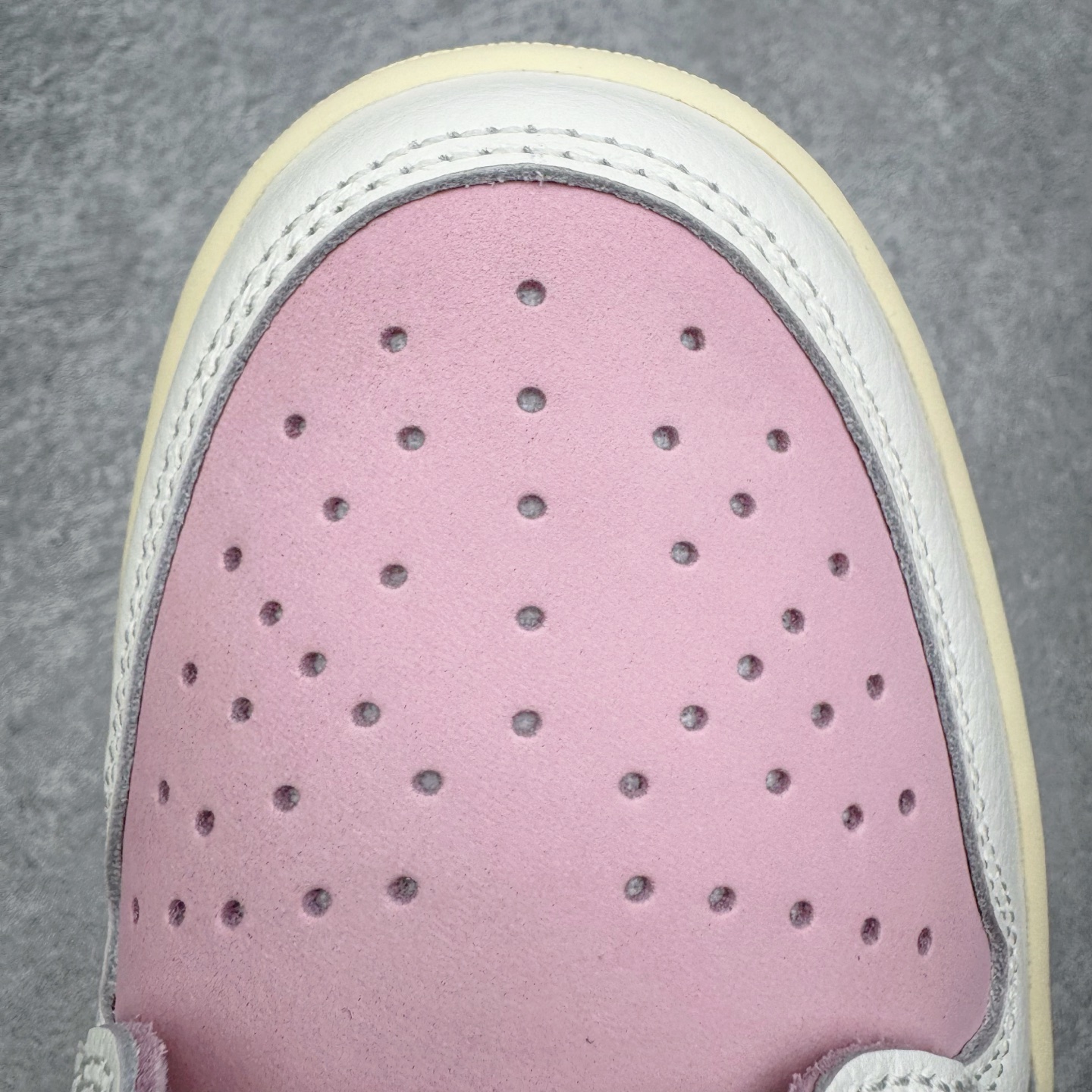 图片[18]-＃PK纯原 Travis Scott x Air Jordan AJ1 Low OG SP TS联名倒钩低帮 粉红 IQ7604-101 圈内最强倒钩系列 高端零售特供批次 产品品控稳定性领先行业 各方面均可对飙L版 良心定价不杀猪 SZ原厂全套原楦原纸板冲刀磨具开发 原厂皮料加持 原厂港宝加持定型后跟R度完美 同源原厂电绣 鬼脸飞翼针数密度立体效果一致 百分百一致原鞋 原厂拉帮工艺 针距密度一致 后跟弧度收口自然不对折 极致一眼正品既视感 进口玻璃冲刀皮料裁剪零毛边 全鞋电脑针车工艺 品控清洁度最高QC检验标准 免检产品 原厂订购鞋盒、鞋标、防尘纸、鞋撑、鞋带 追求极致的原厂味道 尺码：36 36.5 37.5 38 38.5 39 40 40.5 41 42 42.5 43 44 44.5 45 46 47.5-选品中心