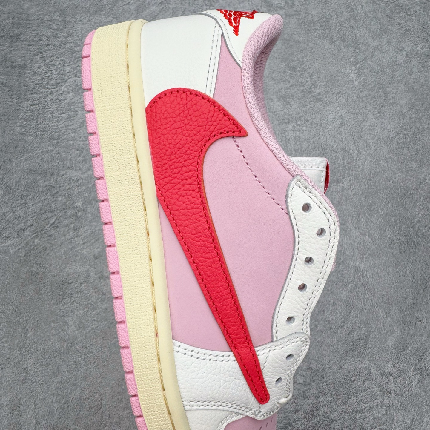 图片[6]-＃PK纯原 Travis Scott x Air Jordan AJ1 Low OG SP TS联名倒钩低帮 粉红 IQ7604-101 圈内最强倒钩系列 高端零售特供批次 产品品控稳定性领先行业 各方面均可对飙L版 良心定价不杀猪 SZ原厂全套原楦原纸板冲刀磨具开发 原厂皮料加持 原厂港宝加持定型后跟R度完美 同源原厂电绣 鬼脸飞翼针数密度立体效果一致 百分百一致原鞋 原厂拉帮工艺 针距密度一致 后跟弧度收口自然不对折 极致一眼正品既视感 进口玻璃冲刀皮料裁剪零毛边 全鞋电脑针车工艺 品控清洁度最高QC检验标准 免检产品 原厂订购鞋盒、鞋标、防尘纸、鞋撑、鞋带 追求极致的原厂味道 尺码：36 36.5 37.5 38 38.5 39 40 40.5 41 42 42.5 43 44 44.5 45 46 47.5-选品中心