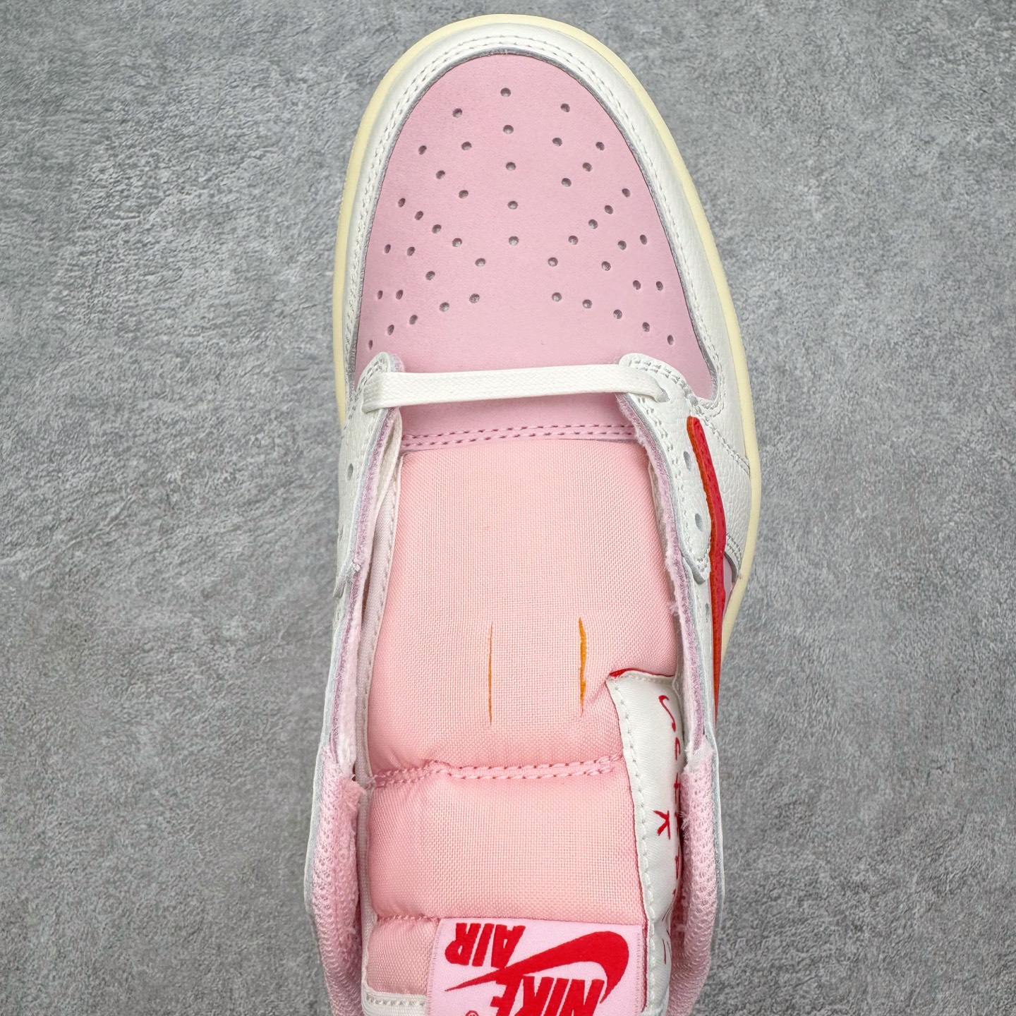 图片[4]-＃PK纯原 Travis Scott x Air Jordan AJ1 Low OG SP TS联名倒钩低帮 粉红 IQ7604-101 圈内最强倒钩系列 高端零售特供批次 产品品控稳定性领先行业 各方面均可对飙L版 良心定价不杀猪 SZ原厂全套原楦原纸板冲刀磨具开发 原厂皮料加持 原厂港宝加持定型后跟R度完美 同源原厂电绣 鬼脸飞翼针数密度立体效果一致 百分百一致原鞋 原厂拉帮工艺 针距密度一致 后跟弧度收口自然不对折 极致一眼正品既视感 进口玻璃冲刀皮料裁剪零毛边 全鞋电脑针车工艺 品控清洁度最高QC检验标准 免检产品 原厂订购鞋盒、鞋标、防尘纸、鞋撑、鞋带 追求极致的原厂味道 尺码：36 36.5 37.5 38 38.5 39 40 40.5 41 42 42.5 43 44 44.5 45 46 47.5-选品中心