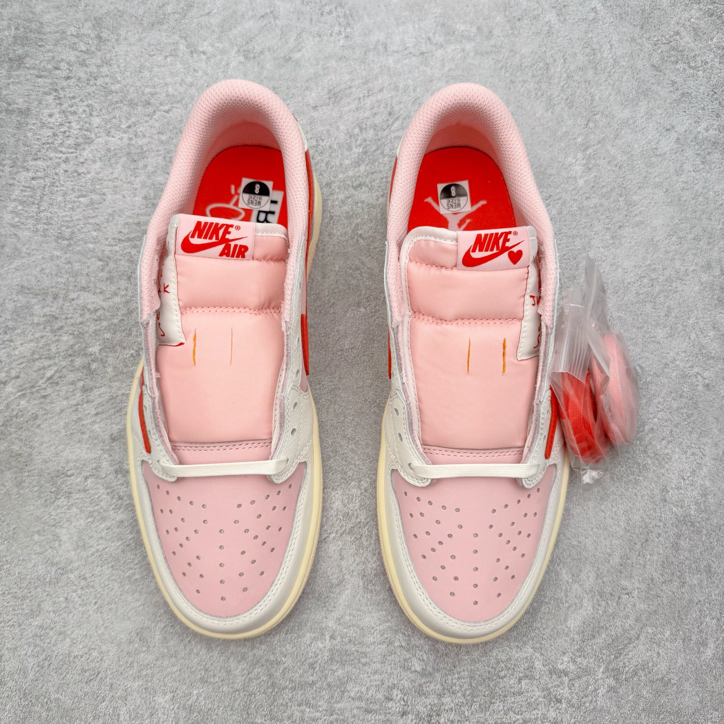 图片[2]-＃PK纯原 Travis Scott x Air Jordan AJ1 Low OG SP TS联名倒钩低帮 粉红 IQ7604-101 圈内最强倒钩系列 高端零售特供批次 产品品控稳定性领先行业 各方面均可对飙L版 良心定价不杀猪 SZ原厂全套原楦原纸板冲刀磨具开发 原厂皮料加持 原厂港宝加持定型后跟R度完美 同源原厂电绣 鬼脸飞翼针数密度立体效果一致 百分百一致原鞋 原厂拉帮工艺 针距密度一致 后跟弧度收口自然不对折 极致一眼正品既视感 进口玻璃冲刀皮料裁剪零毛边 全鞋电脑针车工艺 品控清洁度最高QC检验标准 免检产品 原厂订购鞋盒、鞋标、防尘纸、鞋撑、鞋带 追求极致的原厂味道 尺码：36 36.5 37.5 38 38.5 39 40 40.5 41 42 42.5 43 44 44.5 45 46 47.5-选品中心