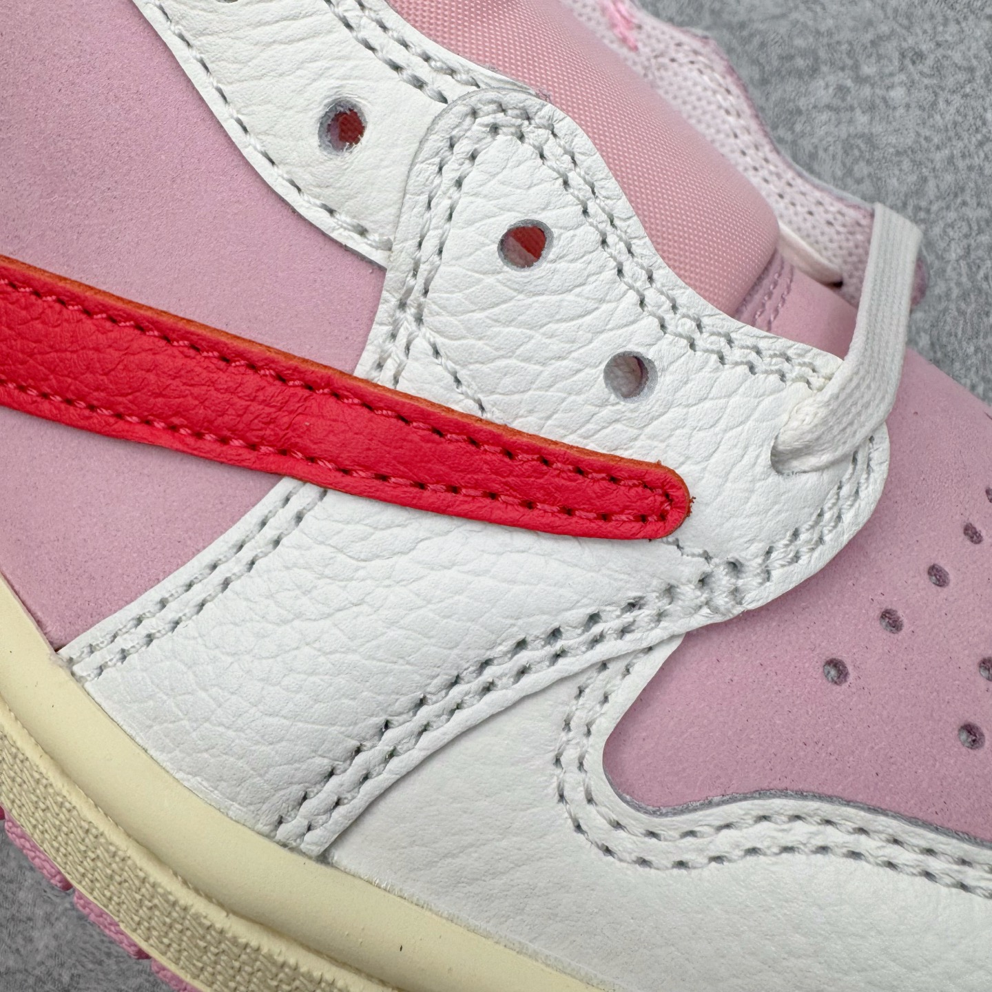 图片[21]-＃PK纯原 Travis Scott x Air Jordan AJ1 Low OG SP TS联名倒钩低帮 粉红 IQ7604-101 圈内最强倒钩系列 高端零售特供批次 产品品控稳定性领先行业 各方面均可对飙L版 良心定价不杀猪 SZ原厂全套原楦原纸板冲刀磨具开发 原厂皮料加持 原厂港宝加持定型后跟R度完美 同源原厂电绣 鬼脸飞翼针数密度立体效果一致 百分百一致原鞋 原厂拉帮工艺 针距密度一致 后跟弧度收口自然不对折 极致一眼正品既视感 进口玻璃冲刀皮料裁剪零毛边 全鞋电脑针车工艺 品控清洁度最高QC检验标准 免检产品 原厂订购鞋盒、鞋标、防尘纸、鞋撑、鞋带 追求极致的原厂味道 尺码：36 36.5 37.5 38 38.5 39 40 40.5 41 42 42.5 43 44 44.5 45 46 47.5-选品中心