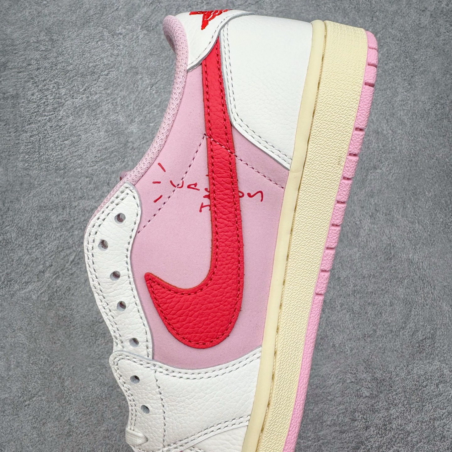 图片[7]-＃PK纯原 Travis Scott x Air Jordan AJ1 Low OG SP TS联名倒钩低帮 粉红 IQ7604-101 圈内最强倒钩系列 高端零售特供批次 产品品控稳定性领先行业 各方面均可对飙L版 良心定价不杀猪 SZ原厂全套原楦原纸板冲刀磨具开发 原厂皮料加持 原厂港宝加持定型后跟R度完美 同源原厂电绣 鬼脸飞翼针数密度立体效果一致 百分百一致原鞋 原厂拉帮工艺 针距密度一致 后跟弧度收口自然不对折 极致一眼正品既视感 进口玻璃冲刀皮料裁剪零毛边 全鞋电脑针车工艺 品控清洁度最高QC检验标准 免检产品 原厂订购鞋盒、鞋标、防尘纸、鞋撑、鞋带 追求极致的原厂味道 尺码：36 36.5 37.5 38 38.5 39 40 40.5 41 42 42.5 43 44 44.5 45 46 47.5-选品中心