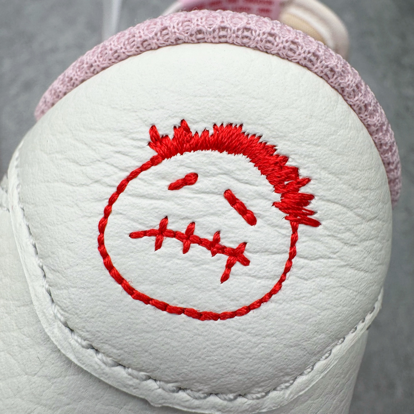 图片[10]-＃PK纯原 Travis Scott x Air Jordan AJ1 Low OG SP TS联名倒钩低帮 粉红 IQ7604-101 圈内最强倒钩系列 高端零售特供批次 产品品控稳定性领先行业 各方面均可对飙L版 良心定价不杀猪 SZ原厂全套原楦原纸板冲刀磨具开发 原厂皮料加持 原厂港宝加持定型后跟R度完美 同源原厂电绣 鬼脸飞翼针数密度立体效果一致 百分百一致原鞋 原厂拉帮工艺 针距密度一致 后跟弧度收口自然不对折 极致一眼正品既视感 进口玻璃冲刀皮料裁剪零毛边 全鞋电脑针车工艺 品控清洁度最高QC检验标准 免检产品 原厂订购鞋盒、鞋标、防尘纸、鞋撑、鞋带 追求极致的原厂味道 尺码：36 36.5 37.5 38 38.5 39 40 40.5 41 42 42.5 43 44 44.5 45 46 47.5-选品中心