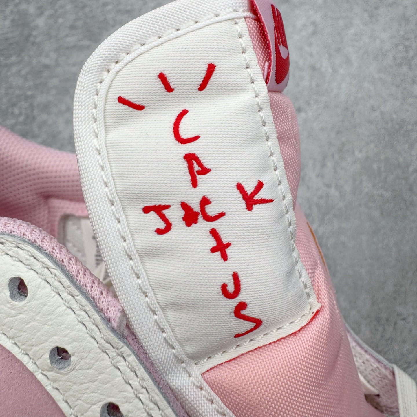 图片[16]-＃PK纯原 Travis Scott x Air Jordan AJ1 Low OG SP TS联名倒钩低帮 粉红 IQ7604-101 圈内最强倒钩系列 高端零售特供批次 产品品控稳定性领先行业 各方面均可对飙L版 良心定价不杀猪 SZ原厂全套原楦原纸板冲刀磨具开发 原厂皮料加持 原厂港宝加持定型后跟R度完美 同源原厂电绣 鬼脸飞翼针数密度立体效果一致 百分百一致原鞋 原厂拉帮工艺 针距密度一致 后跟弧度收口自然不对折 极致一眼正品既视感 进口玻璃冲刀皮料裁剪零毛边 全鞋电脑针车工艺 品控清洁度最高QC检验标准 免检产品 原厂订购鞋盒、鞋标、防尘纸、鞋撑、鞋带 追求极致的原厂味道 尺码：36 36.5 37.5 38 38.5 39 40 40.5 41 42 42.5 43 44 44.5 45 46 47.5-选品中心