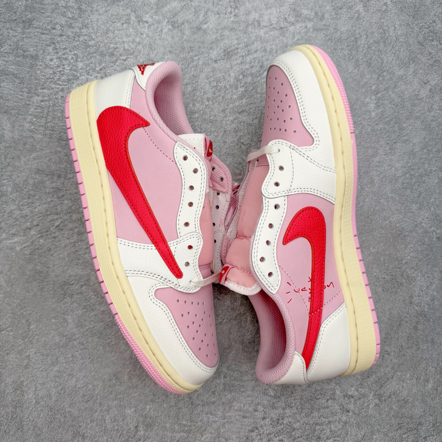 图片[3]-＃PK纯原 Travis Scott x Air Jordan AJ1 Low OG SP TS联名倒钩低帮 粉红 IQ7604-101 圈内最强倒钩系列 高端零售特供批次 产品品控稳定性领先行业 各方面均可对飙L版 良心定价不杀猪 SZ原厂全套原楦原纸板冲刀磨具开发 原厂皮料加持 原厂港宝加持定型后跟R度完美 同源原厂电绣 鬼脸飞翼针数密度立体效果一致 百分百一致原鞋 原厂拉帮工艺 针距密度一致 后跟弧度收口自然不对折 极致一眼正品既视感 进口玻璃冲刀皮料裁剪零毛边 全鞋电脑针车工艺 品控清洁度最高QC检验标准 免检产品 原厂订购鞋盒、鞋标、防尘纸、鞋撑、鞋带 追求极致的原厂味道 尺码：36 36.5 37.5 38 38.5 39 40 40.5 41 42 42.5 43 44 44.5 45 46 47.5-选品中心