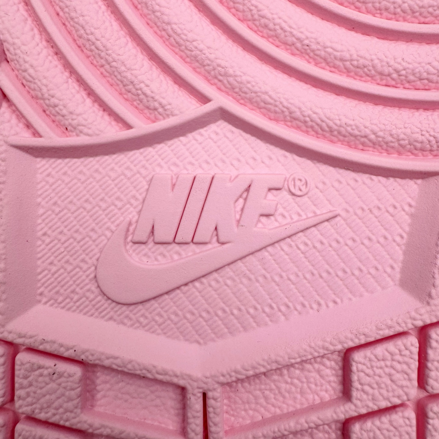 图片[22]-＃PK纯原 Travis Scott x Air Jordan AJ1 Low OG SP TS联名倒钩低帮 粉红 IQ7604-101 圈内最强倒钩系列 高端零售特供批次 产品品控稳定性领先行业 各方面均可对飙L版 良心定价不杀猪 SZ原厂全套原楦原纸板冲刀磨具开发 原厂皮料加持 原厂港宝加持定型后跟R度完美 同源原厂电绣 鬼脸飞翼针数密度立体效果一致 百分百一致原鞋 原厂拉帮工艺 针距密度一致 后跟弧度收口自然不对折 极致一眼正品既视感 进口玻璃冲刀皮料裁剪零毛边 全鞋电脑针车工艺 品控清洁度最高QC检验标准 免检产品 原厂订购鞋盒、鞋标、防尘纸、鞋撑、鞋带 追求极致的原厂味道 尺码：36 36.5 37.5 38 38.5 39 40 40.5 41 42 42.5 43 44 44.5 45 46 47.5-选品中心