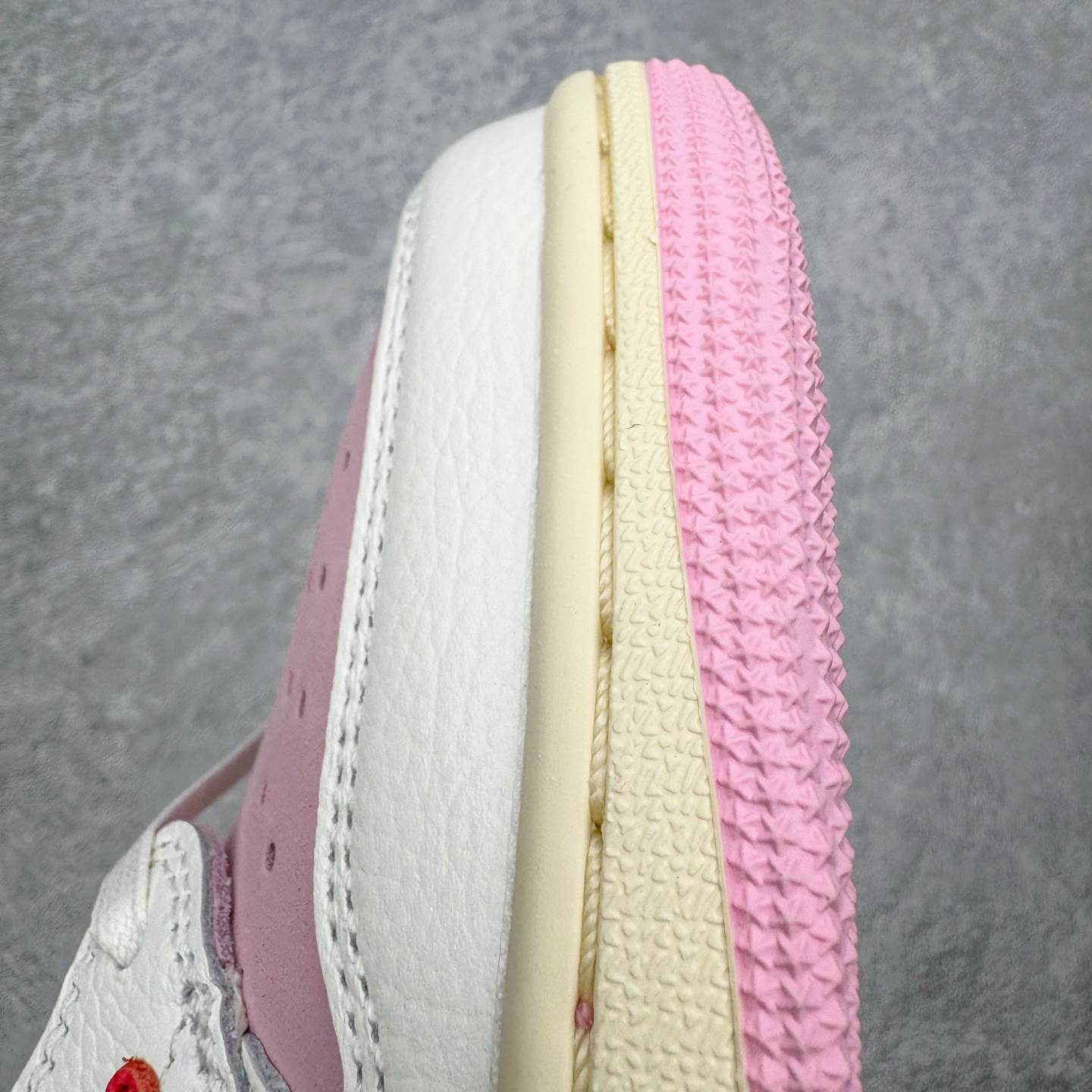 图片[19]-＃PK纯原 Travis Scott x Air Jordan AJ1 Low OG SP TS联名倒钩低帮 粉红 IQ7604-101 圈内最强倒钩系列 高端零售特供批次 产品品控稳定性领先行业 各方面均可对飙L版 良心定价不杀猪 SZ原厂全套原楦原纸板冲刀磨具开发 原厂皮料加持 原厂港宝加持定型后跟R度完美 同源原厂电绣 鬼脸飞翼针数密度立体效果一致 百分百一致原鞋 原厂拉帮工艺 针距密度一致 后跟弧度收口自然不对折 极致一眼正品既视感 进口玻璃冲刀皮料裁剪零毛边 全鞋电脑针车工艺 品控清洁度最高QC检验标准 免检产品 原厂订购鞋盒、鞋标、防尘纸、鞋撑、鞋带 追求极致的原厂味道 尺码：36 36.5 37.5 38 38.5 39 40 40.5 41 42 42.5 43 44 44.5 45 46 47.5-选品中心