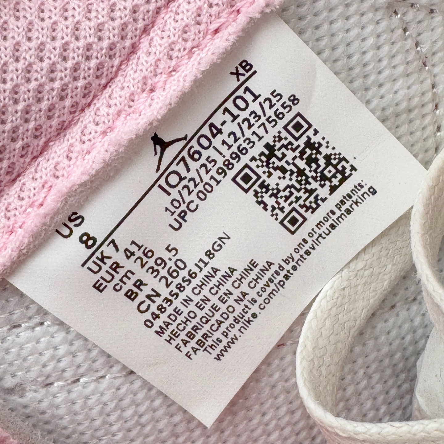图片[14]-＃PK纯原 Travis Scott x Air Jordan AJ1 Low OG SP TS联名倒钩低帮 粉红 IQ7604-101 圈内最强倒钩系列 高端零售特供批次 产品品控稳定性领先行业 各方面均可对飙L版 良心定价不杀猪 SZ原厂全套原楦原纸板冲刀磨具开发 原厂皮料加持 原厂港宝加持定型后跟R度完美 同源原厂电绣 鬼脸飞翼针数密度立体效果一致 百分百一致原鞋 原厂拉帮工艺 针距密度一致 后跟弧度收口自然不对折 极致一眼正品既视感 进口玻璃冲刀皮料裁剪零毛边 全鞋电脑针车工艺 品控清洁度最高QC检验标准 免检产品 原厂订购鞋盒、鞋标、防尘纸、鞋撑、鞋带 追求极致的原厂味道 尺码：36 36.5 37.5 38 38.5 39 40 40.5 41 42 42.5 43 44 44.5 45 46 47.5-选品中心