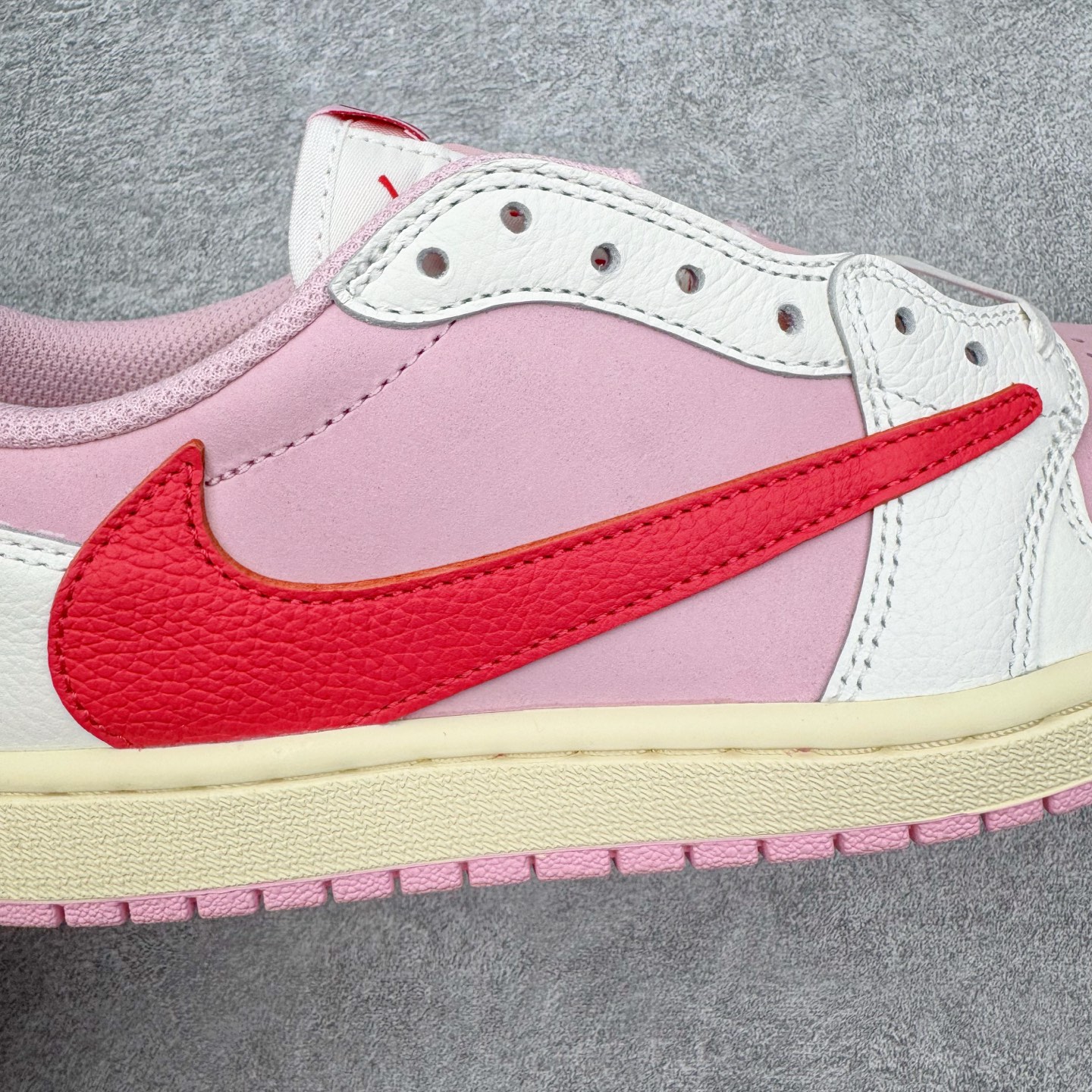 图片[20]-＃PK纯原 Travis Scott x Air Jordan AJ1 Low OG SP TS联名倒钩低帮 粉红 IQ7604-101 圈内最强倒钩系列 高端零售特供批次 产品品控稳定性领先行业 各方面均可对飙L版 良心定价不杀猪 SZ原厂全套原楦原纸板冲刀磨具开发 原厂皮料加持 原厂港宝加持定型后跟R度完美 同源原厂电绣 鬼脸飞翼针数密度立体效果一致 百分百一致原鞋 原厂拉帮工艺 针距密度一致 后跟弧度收口自然不对折 极致一眼正品既视感 进口玻璃冲刀皮料裁剪零毛边 全鞋电脑针车工艺 品控清洁度最高QC检验标准 免检产品 原厂订购鞋盒、鞋标、防尘纸、鞋撑、鞋带 追求极致的原厂味道 尺码：36 36.5 37.5 38 38.5 39 40 40.5 41 42 42.5 43 44 44.5 45 46 47.5-选品中心