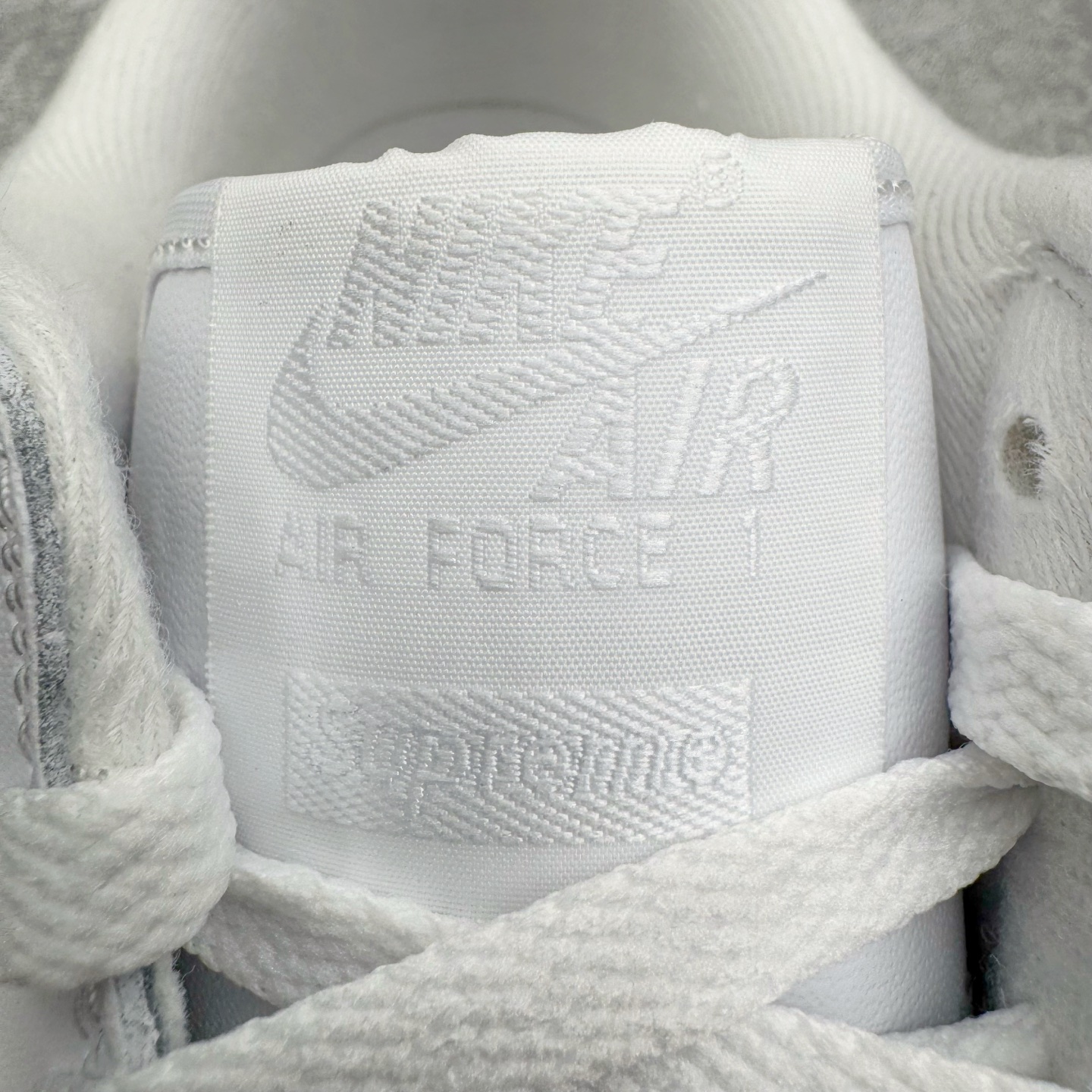 图片[14]-＃PK纯原 Supreme x NK AIR Force 1 Low 空军一号联名 白黑 CU9225-102 注意此配色为原厂皮料 独家私模2025全新鱼鳞纹大底 咬花纹路更加清晰 全新排版鞋头倒置五角星 五角星对比旧版老版本 间距放大 星星缩小 全套官方原配件 防尘布袋 全鞋电脑针车 工整有序 视觉效果满分 原厂拉帮手法 标准四线 密度针距针孔大小控制到位 原装反口里网布海绵 正确卡色网眼大小 新版鞋撑改用纸团代替 原厂港宝加持完美还原灵魂版型 从里到外百分百还原 内置Sole气垫 中底白色背胶 已经无限的接近公司 原厂楦头 原厂刺绣 后跟弧度完美 尺码：35.5 36 36.5 37.5 38 38.5 39 40 40.5 41 42 42.5 43 44 44.5 45 46-选品中心
