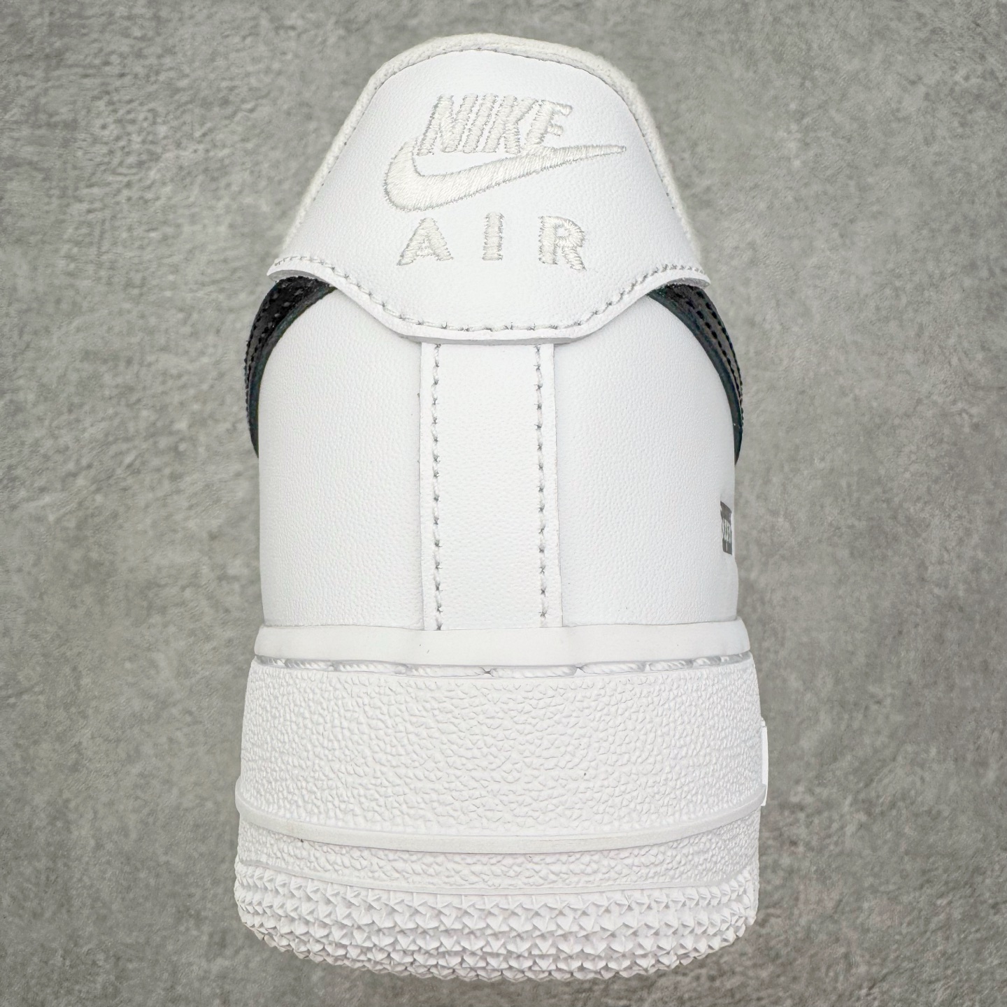 图片[8]-＃PK纯原 Supreme x NK AIR Force 1 Low 空军一号联名 白黑 CU9225-102 注意此配色为原厂皮料 独家私模2025全新鱼鳞纹大底 咬花纹路更加清晰 全新排版鞋头倒置五角星 五角星对比旧版老版本 间距放大 星星缩小 全套官方原配件 防尘布袋 全鞋电脑针车 工整有序 视觉效果满分 原厂拉帮手法 标准四线 密度针距针孔大小控制到位 原装反口里网布海绵 正确卡色网眼大小 新版鞋撑改用纸团代替 原厂港宝加持完美还原灵魂版型 从里到外百分百还原 内置Sole气垫 中底白色背胶 已经无限的接近公司 原厂楦头 原厂刺绣 后跟弧度完美 尺码：35.5 36 36.5 37.5 38 38.5 39 40 40.5 41 42 42.5 43 44 44.5 45 46-选品中心