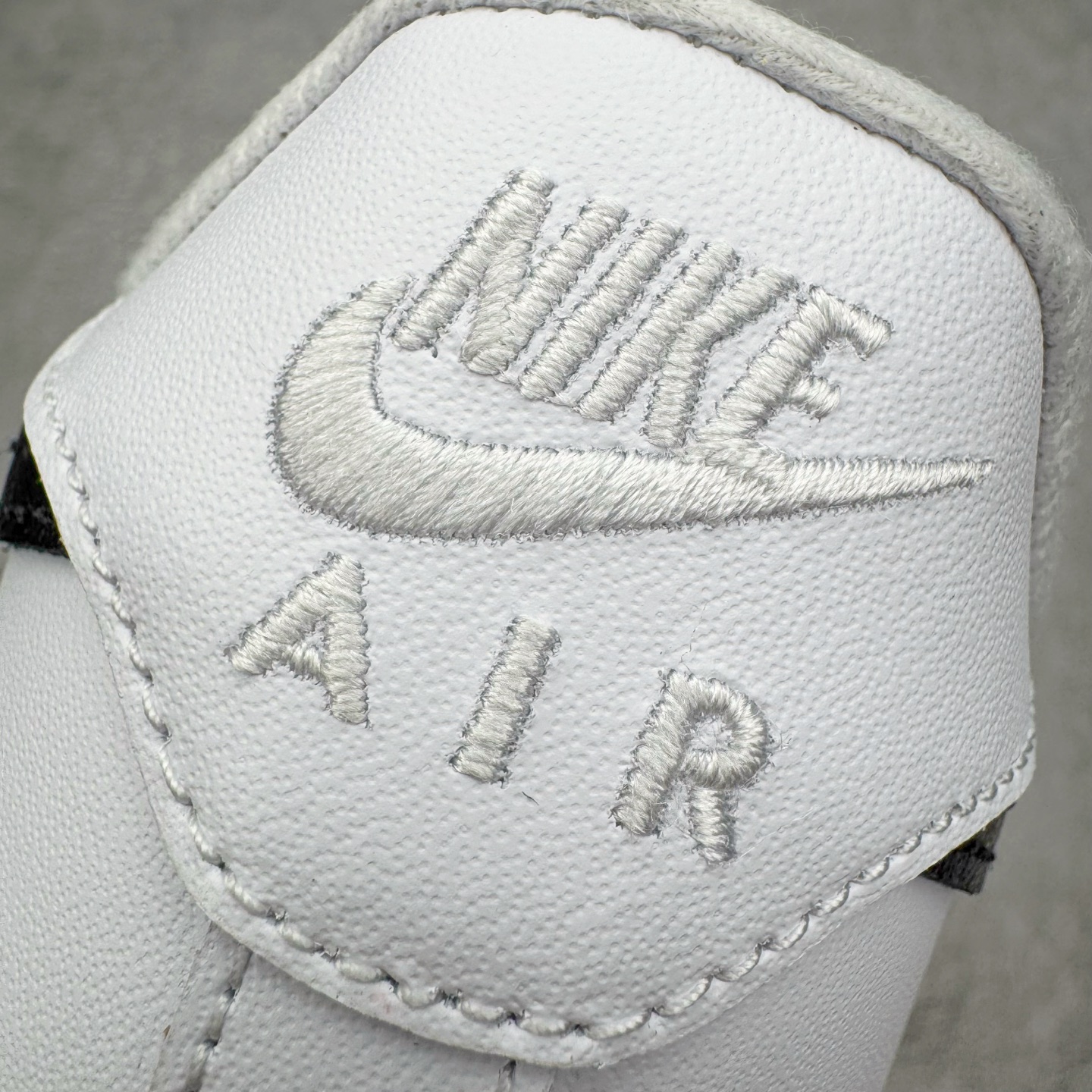 图片[13]-＃PK纯原 Supreme x NK AIR Force 1 Low 空军一号联名 白黑 CU9225-102 注意此配色为原厂皮料 独家私模2025全新鱼鳞纹大底 咬花纹路更加清晰 全新排版鞋头倒置五角星 五角星对比旧版老版本 间距放大 星星缩小 全套官方原配件 防尘布袋 全鞋电脑针车 工整有序 视觉效果满分 原厂拉帮手法 标准四线 密度针距针孔大小控制到位 原装反口里网布海绵 正确卡色网眼大小 新版鞋撑改用纸团代替 原厂港宝加持完美还原灵魂版型 从里到外百分百还原 内置Sole气垫 中底白色背胶 已经无限的接近公司 原厂楦头 原厂刺绣 后跟弧度完美 尺码：35.5 36 36.5 37.5 38 38.5 39 40 40.5 41 42 42.5 43 44 44.5 45 46-选品中心