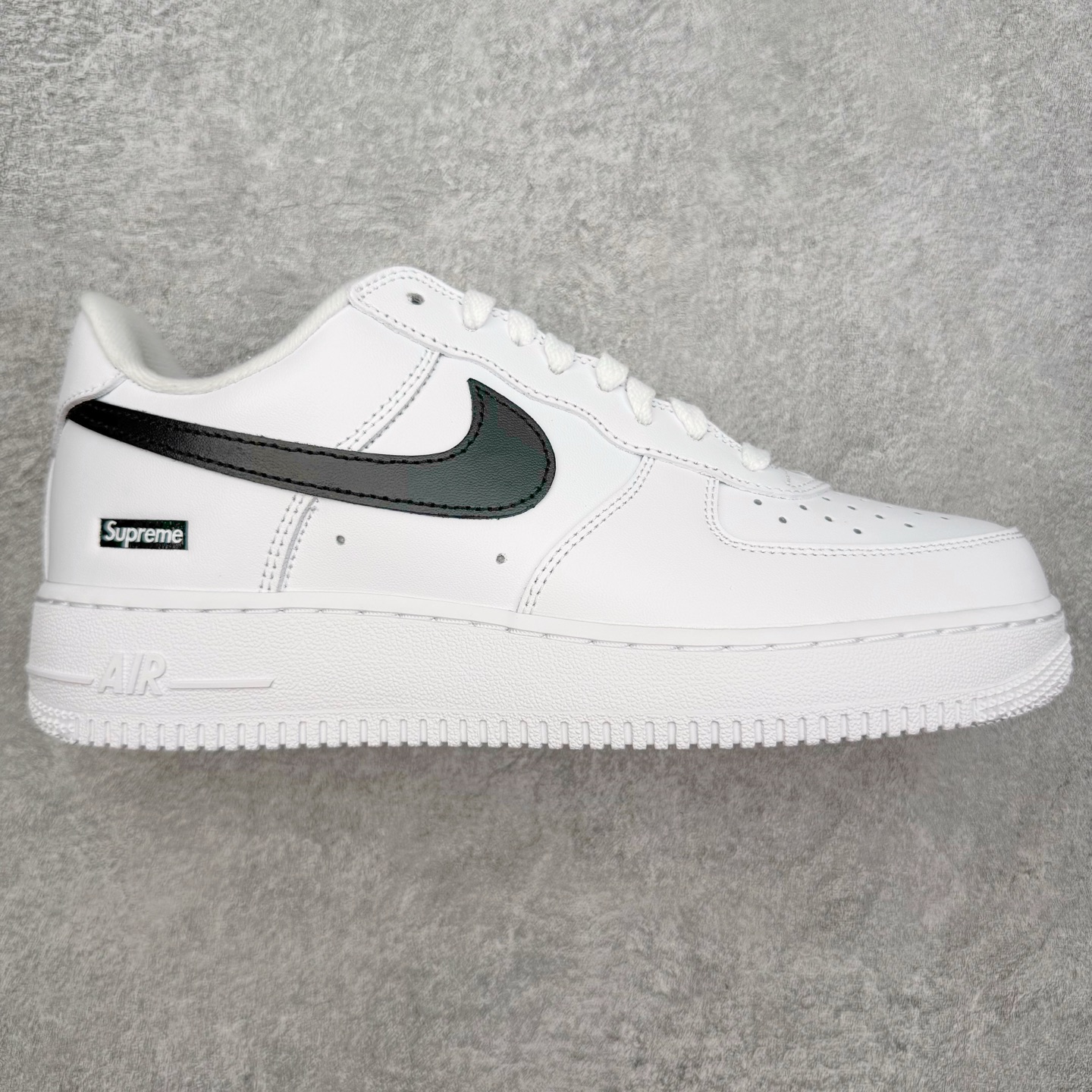 ＃PK纯原 Supreme x NK AIR Force 1 Low 空军一号联名 白黑 CU9225-102 注意此配色为原厂皮料 独家私模2025全新鱼鳞纹大底 咬花纹路更加清晰 全新排版鞋头倒置五角星 五角星对比旧版老版本 间距放大 星星缩小 全套官方原配件 防尘布袋 全鞋电脑针车 工整有序 视觉效果满分 原厂拉帮手法 标准四线 密度针距针孔大小控制到位 原装反口里网布海绵 正确卡色网眼大小 新版鞋撑改用纸团代替 原厂港宝加持完美还原灵魂版型 从里到外百分百还原 内置Sole气垫 中底白色背胶 已经无限的接近公司 原厂楦头 原厂刺绣 后跟弧度完美 尺码：35.5 36 36.5 37.5 38 38.5 39 40 40.5 41 42 42.5 43 44 44.5 45 46-选品中心