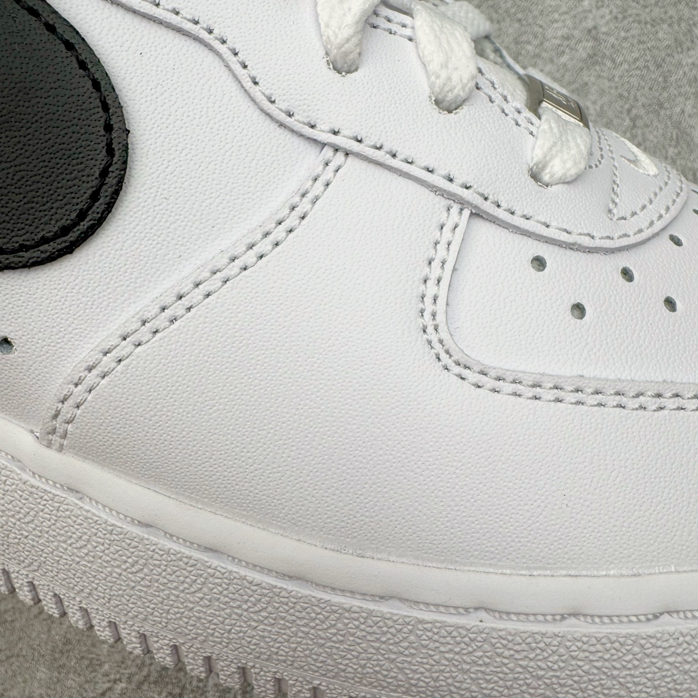 图片[17]-＃PK纯原 Supreme x NK AIR Force 1 Low 空军一号联名 白黑 CU9225-102 注意此配色为原厂皮料 独家私模2025全新鱼鳞纹大底 咬花纹路更加清晰 全新排版鞋头倒置五角星 五角星对比旧版老版本 间距放大 星星缩小 全套官方原配件 防尘布袋 全鞋电脑针车 工整有序 视觉效果满分 原厂拉帮手法 标准四线 密度针距针孔大小控制到位 原装反口里网布海绵 正确卡色网眼大小 新版鞋撑改用纸团代替 原厂港宝加持完美还原灵魂版型 从里到外百分百还原 内置Sole气垫 中底白色背胶 已经无限的接近公司 原厂楦头 原厂刺绣 后跟弧度完美 尺码：35.5 36 36.5 37.5 38 38.5 39 40 40.5 41 42 42.5 43 44 44.5 45 46-选品中心