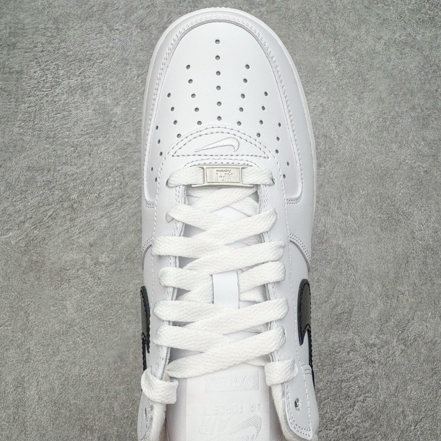 图片[4]-＃PK纯原 Supreme x NK AIR Force 1 Low 空军一号联名 白黑 CU9225-102 注意此配色为原厂皮料 独家私模2025全新鱼鳞纹大底 咬花纹路更加清晰 全新排版鞋头倒置五角星 五角星对比旧版老版本 间距放大 星星缩小 全套官方原配件 防尘布袋 全鞋电脑针车 工整有序 视觉效果满分 原厂拉帮手法 标准四线 密度针距针孔大小控制到位 原装反口里网布海绵 正确卡色网眼大小 新版鞋撑改用纸团代替 原厂港宝加持完美还原灵魂版型 从里到外百分百还原 内置Sole气垫 中底白色背胶 已经无限的接近公司 原厂楦头 原厂刺绣 后跟弧度完美 尺码：35.5 36 36.5 37.5 38 38.5 39 40 40.5 41 42 42.5 43 44 44.5 45 46-选品中心