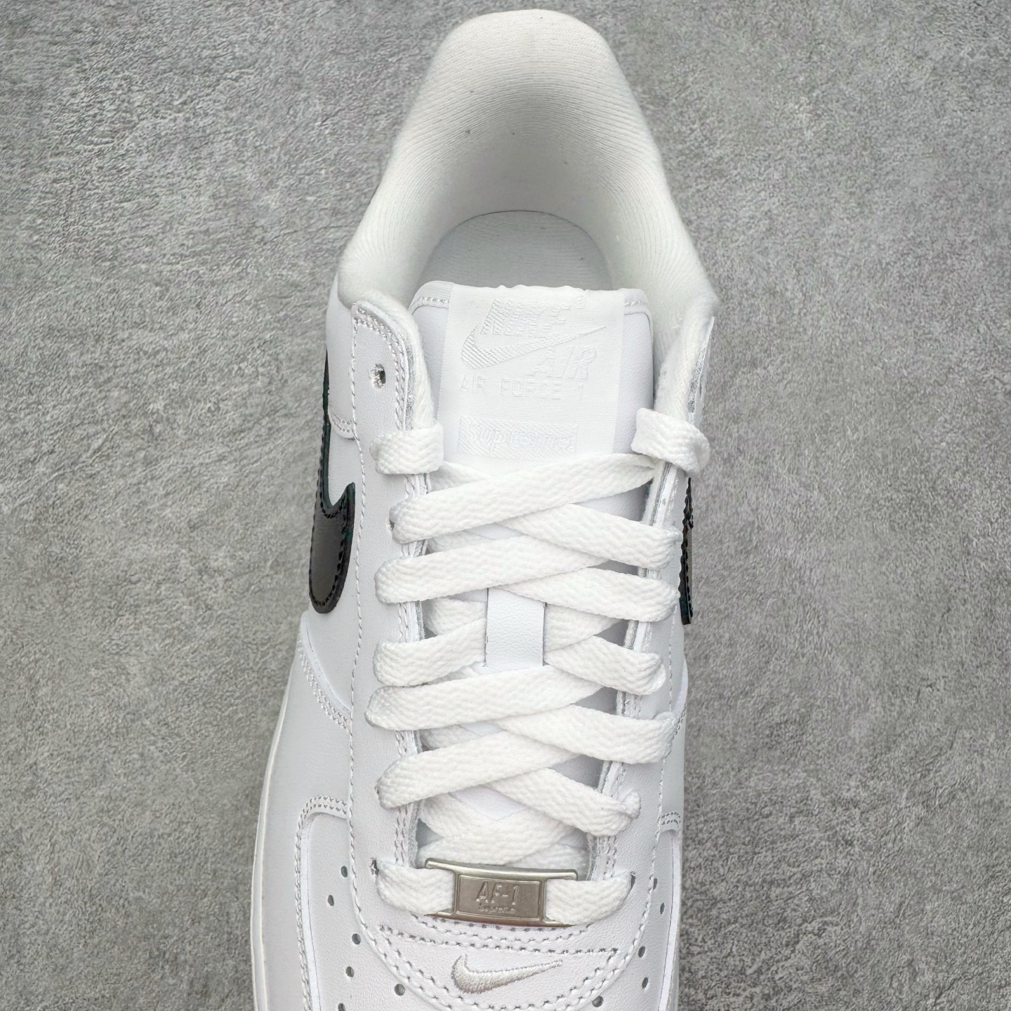 图片[5]-＃PK纯原 Supreme x NK AIR Force 1 Low 空军一号联名 白黑 CU9225-102 注意此配色为原厂皮料 独家私模2025全新鱼鳞纹大底 咬花纹路更加清晰 全新排版鞋头倒置五角星 五角星对比旧版老版本 间距放大 星星缩小 全套官方原配件 防尘布袋 全鞋电脑针车 工整有序 视觉效果满分 原厂拉帮手法 标准四线 密度针距针孔大小控制到位 原装反口里网布海绵 正确卡色网眼大小 新版鞋撑改用纸团代替 原厂港宝加持完美还原灵魂版型 从里到外百分百还原 内置Sole气垫 中底白色背胶 已经无限的接近公司 原厂楦头 原厂刺绣 后跟弧度完美 尺码：35.5 36 36.5 37.5 38 38.5 39 40 40.5 41 42 42.5 43 44 44.5 45 46-选品中心