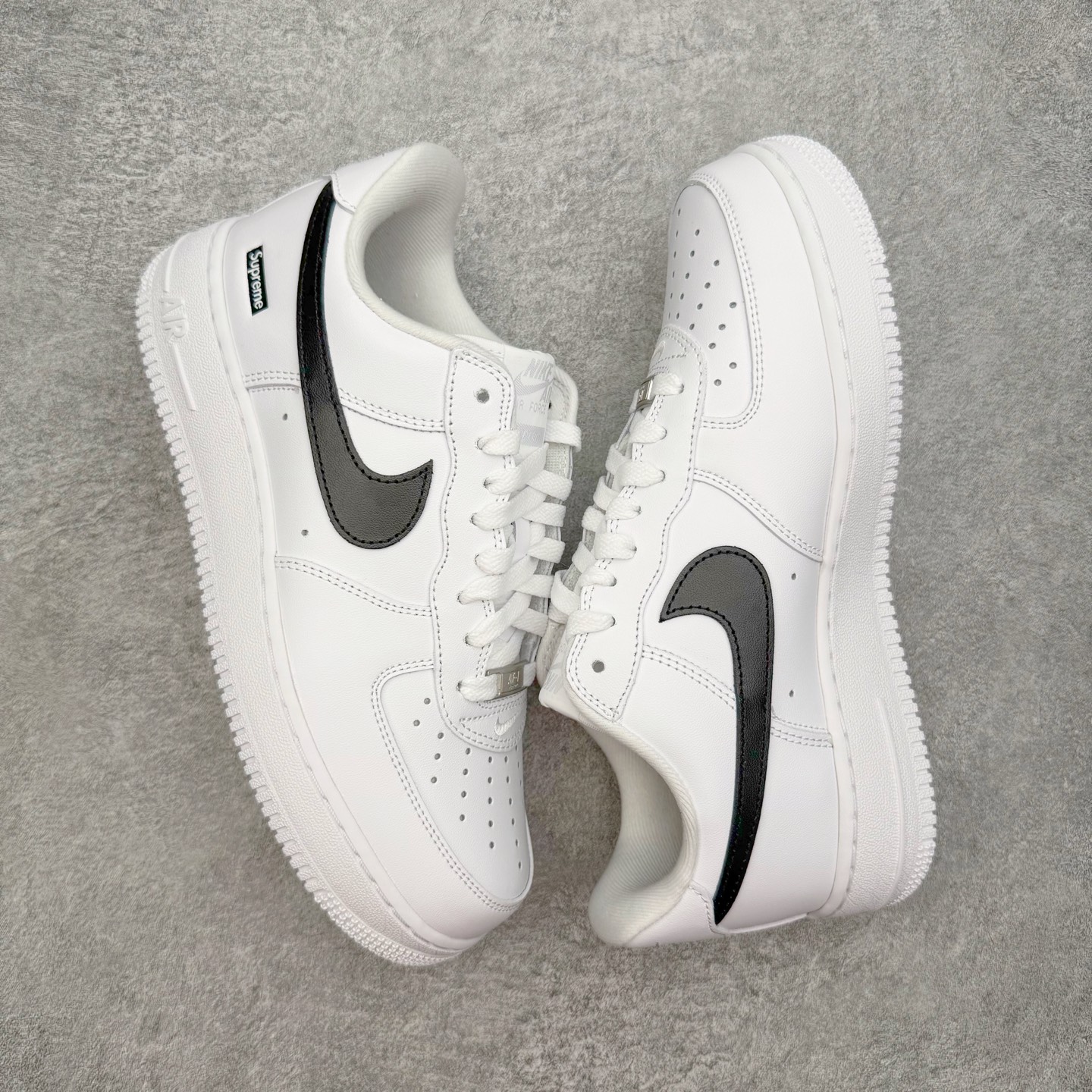 图片[3]-＃PK纯原 Supreme x NK AIR Force 1 Low 空军一号联名 白黑 CU9225-102 注意此配色为原厂皮料 独家私模2025全新鱼鳞纹大底 咬花纹路更加清晰 全新排版鞋头倒置五角星 五角星对比旧版老版本 间距放大 星星缩小 全套官方原配件 防尘布袋 全鞋电脑针车 工整有序 视觉效果满分 原厂拉帮手法 标准四线 密度针距针孔大小控制到位 原装反口里网布海绵 正确卡色网眼大小 新版鞋撑改用纸团代替 原厂港宝加持完美还原灵魂版型 从里到外百分百还原 内置Sole气垫 中底白色背胶 已经无限的接近公司 原厂楦头 原厂刺绣 后跟弧度完美 尺码：35.5 36 36.5 37.5 38 38.5 39 40 40.5 41 42 42.5 43 44 44.5 45 46-选品中心