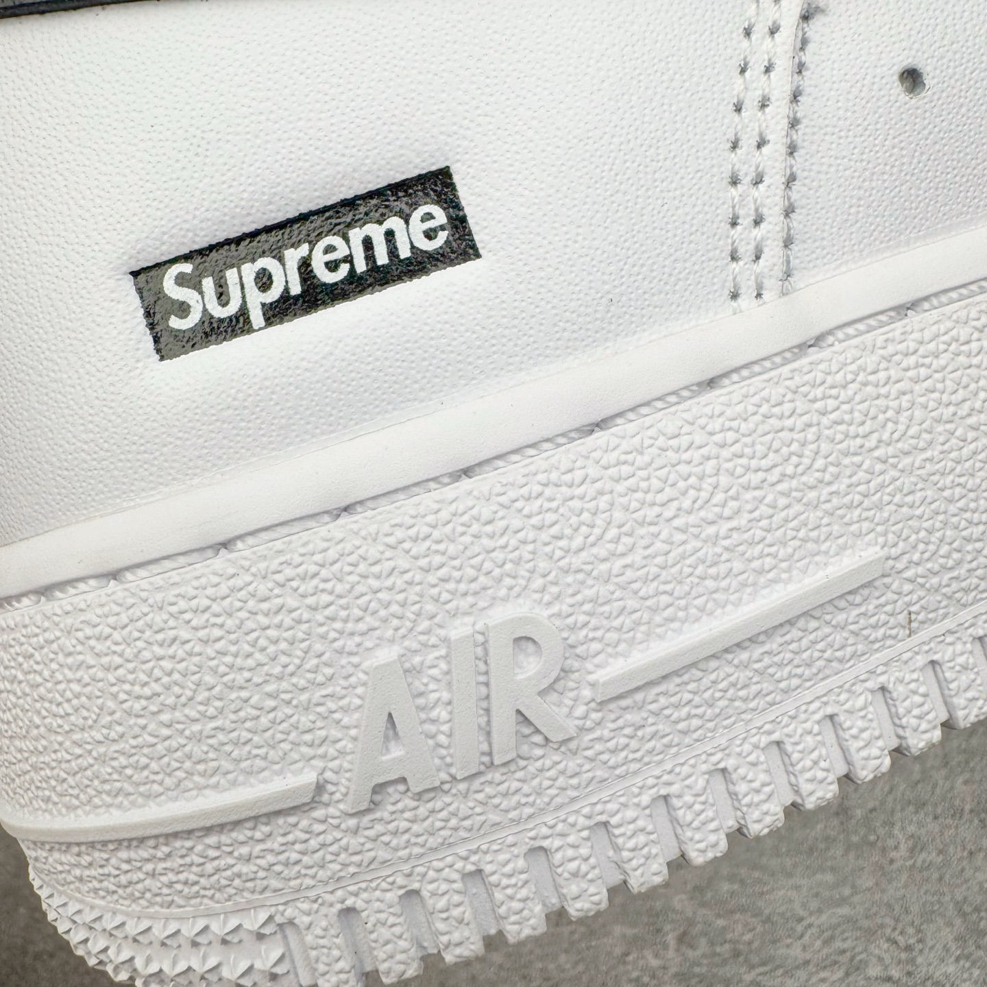 图片[19]-＃PK纯原 Supreme x NK AIR Force 1 Low 空军一号联名 白黑 CU9225-102 注意此配色为原厂皮料 独家私模2025全新鱼鳞纹大底 咬花纹路更加清晰 全新排版鞋头倒置五角星 五角星对比旧版老版本 间距放大 星星缩小 全套官方原配件 防尘布袋 全鞋电脑针车 工整有序 视觉效果满分 原厂拉帮手法 标准四线 密度针距针孔大小控制到位 原装反口里网布海绵 正确卡色网眼大小 新版鞋撑改用纸团代替 原厂港宝加持完美还原灵魂版型 从里到外百分百还原 内置Sole气垫 中底白色背胶 已经无限的接近公司 原厂楦头 原厂刺绣 后跟弧度完美 尺码：35.5 36 36.5 37.5 38 38.5 39 40 40.5 41 42 42.5 43 44 44.5 45 46-选品中心