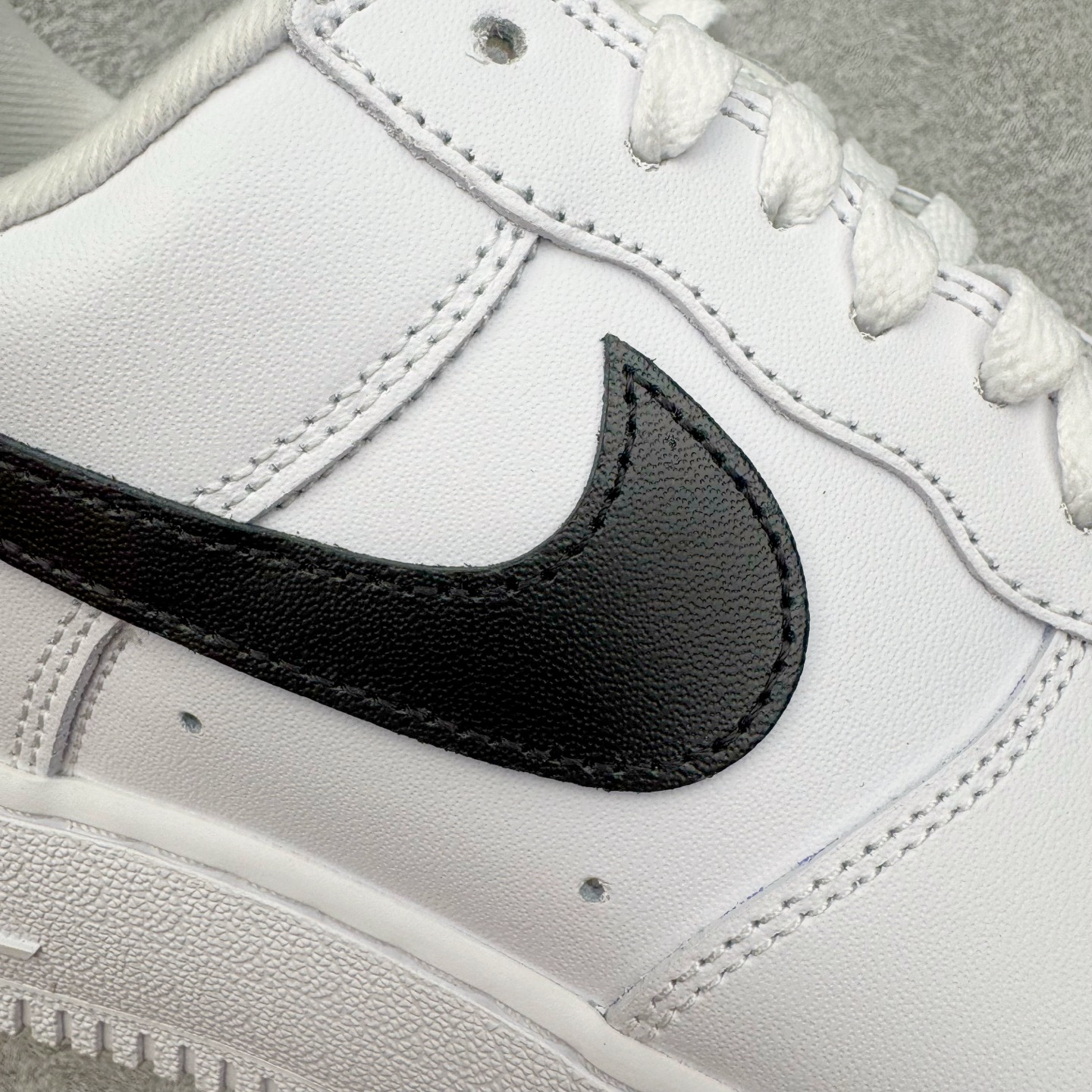 图片[18]-＃PK纯原 Supreme x NK AIR Force 1 Low 空军一号联名 白黑 CU9225-102 注意此配色为原厂皮料 独家私模2025全新鱼鳞纹大底 咬花纹路更加清晰 全新排版鞋头倒置五角星 五角星对比旧版老版本 间距放大 星星缩小 全套官方原配件 防尘布袋 全鞋电脑针车 工整有序 视觉效果满分 原厂拉帮手法 标准四线 密度针距针孔大小控制到位 原装反口里网布海绵 正确卡色网眼大小 新版鞋撑改用纸团代替 原厂港宝加持完美还原灵魂版型 从里到外百分百还原 内置Sole气垫 中底白色背胶 已经无限的接近公司 原厂楦头 原厂刺绣 后跟弧度完美 尺码：35.5 36 36.5 37.5 38 38.5 39 40 40.5 41 42 42.5 43 44 44.5 45 46-选品中心