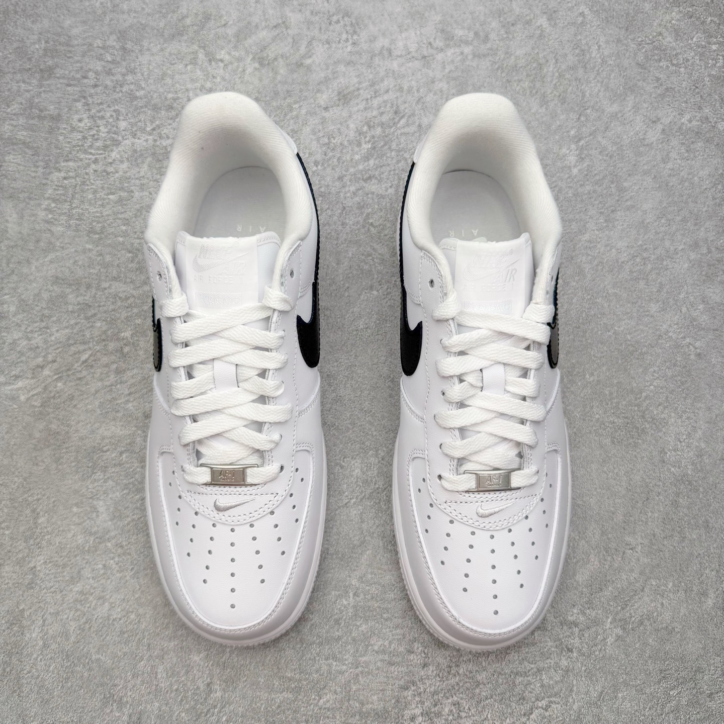 图片[2]-＃PK纯原 Supreme x NK AIR Force 1 Low 空军一号联名 白黑 CU9225-102 注意此配色为原厂皮料 独家私模2025全新鱼鳞纹大底 咬花纹路更加清晰 全新排版鞋头倒置五角星 五角星对比旧版老版本 间距放大 星星缩小 全套官方原配件 防尘布袋 全鞋电脑针车 工整有序 视觉效果满分 原厂拉帮手法 标准四线 密度针距针孔大小控制到位 原装反口里网布海绵 正确卡色网眼大小 新版鞋撑改用纸团代替 原厂港宝加持完美还原灵魂版型 从里到外百分百还原 内置Sole气垫 中底白色背胶 已经无限的接近公司 原厂楦头 原厂刺绣 后跟弧度完美 尺码：35.5 36 36.5 37.5 38 38.5 39 40 40.5 41 42 42.5 43 44 44.5 45 46-选品中心