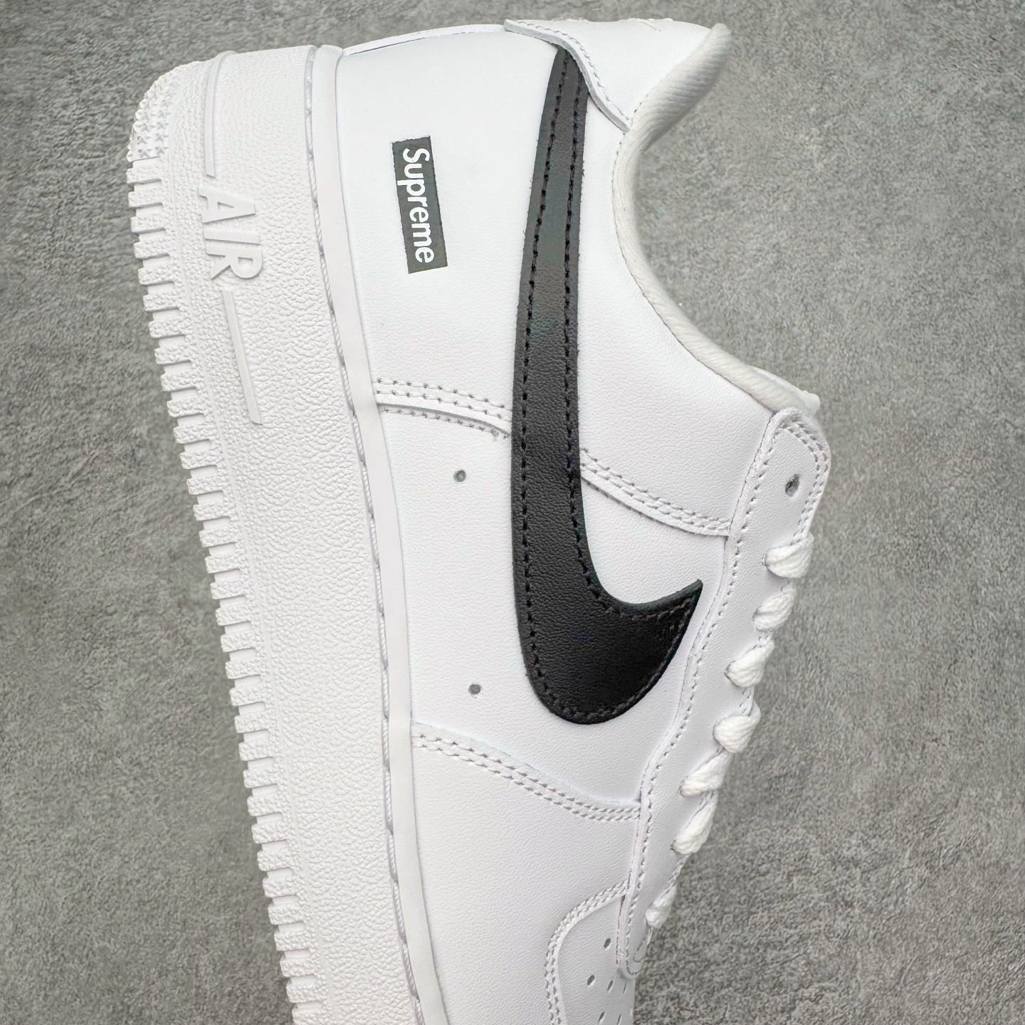 图片[6]-＃PK纯原 Supreme x NK AIR Force 1 Low 空军一号联名 白黑 CU9225-102 注意此配色为原厂皮料 独家私模2025全新鱼鳞纹大底 咬花纹路更加清晰 全新排版鞋头倒置五角星 五角星对比旧版老版本 间距放大 星星缩小 全套官方原配件 防尘布袋 全鞋电脑针车 工整有序 视觉效果满分 原厂拉帮手法 标准四线 密度针距针孔大小控制到位 原装反口里网布海绵 正确卡色网眼大小 新版鞋撑改用纸团代替 原厂港宝加持完美还原灵魂版型 从里到外百分百还原 内置Sole气垫 中底白色背胶 已经无限的接近公司 原厂楦头 原厂刺绣 后跟弧度完美 尺码：35.5 36 36.5 37.5 38 38.5 39 40 40.5 41 42 42.5 43 44 44.5 45 46-选品中心