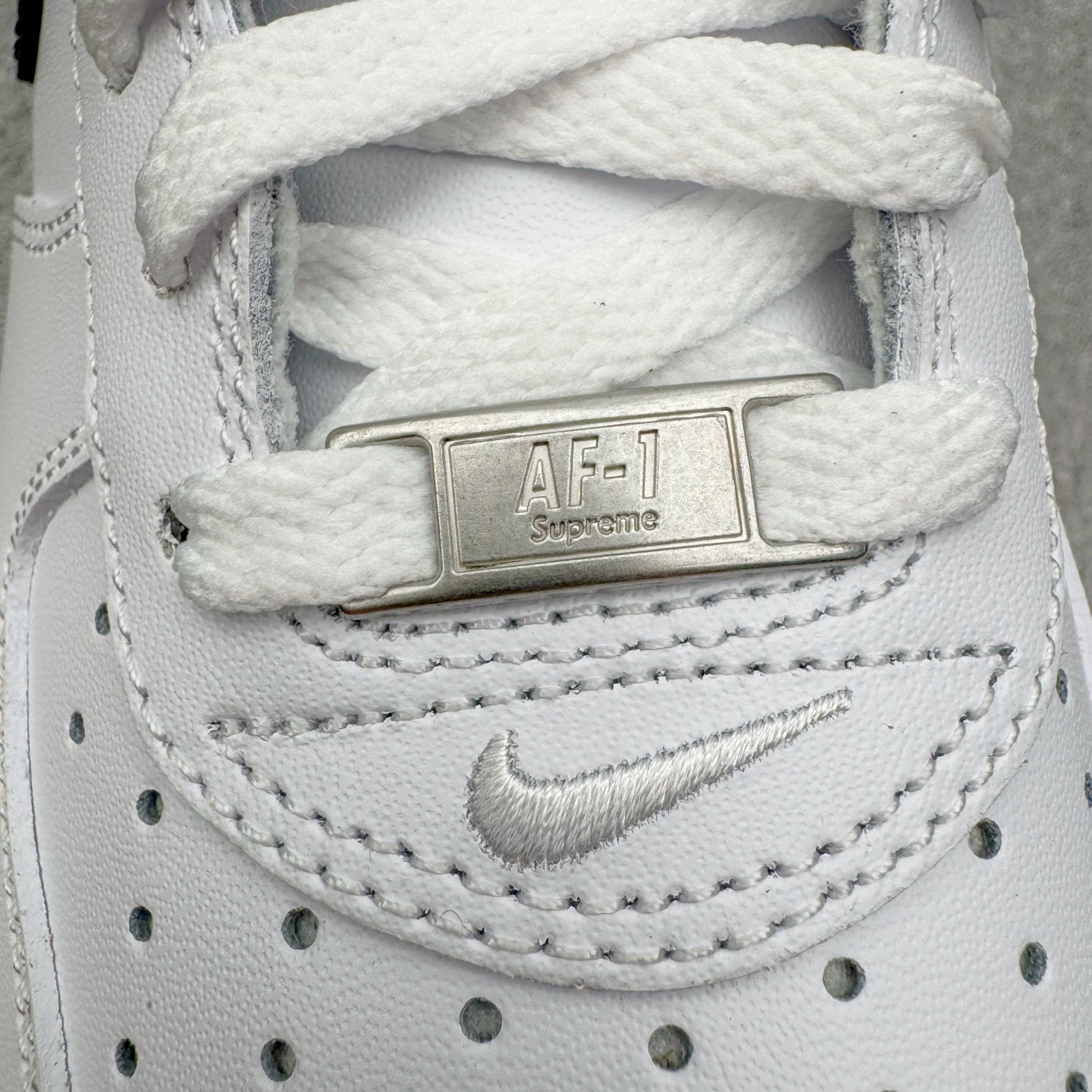图片[15]-＃PK纯原 Supreme x NK AIR Force 1 Low 空军一号联名 白黑 CU9225-102 注意此配色为原厂皮料 独家私模2025全新鱼鳞纹大底 咬花纹路更加清晰 全新排版鞋头倒置五角星 五角星对比旧版老版本 间距放大 星星缩小 全套官方原配件 防尘布袋 全鞋电脑针车 工整有序 视觉效果满分 原厂拉帮手法 标准四线 密度针距针孔大小控制到位 原装反口里网布海绵 正确卡色网眼大小 新版鞋撑改用纸团代替 原厂港宝加持完美还原灵魂版型 从里到外百分百还原 内置Sole气垫 中底白色背胶 已经无限的接近公司 原厂楦头 原厂刺绣 后跟弧度完美 尺码：35.5 36 36.5 37.5 38 38.5 39 40 40.5 41 42 42.5 43 44 44.5 45 46-选品中心
