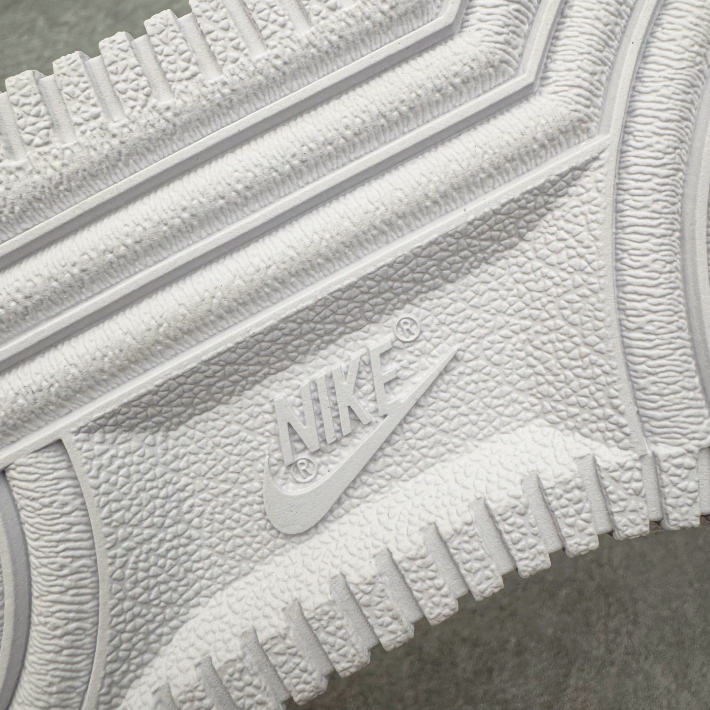 图片[20]-＃PK纯原 Supreme x NK AIR Force 1 Low 空军一号联名 白黑 CU9225-102 注意此配色为原厂皮料 独家私模2025全新鱼鳞纹大底 咬花纹路更加清晰 全新排版鞋头倒置五角星 五角星对比旧版老版本 间距放大 星星缩小 全套官方原配件 防尘布袋 全鞋电脑针车 工整有序 视觉效果满分 原厂拉帮手法 标准四线 密度针距针孔大小控制到位 原装反口里网布海绵 正确卡色网眼大小 新版鞋撑改用纸团代替 原厂港宝加持完美还原灵魂版型 从里到外百分百还原 内置Sole气垫 中底白色背胶 已经无限的接近公司 原厂楦头 原厂刺绣 后跟弧度完美 尺码：35.5 36 36.5 37.5 38 38.5 39 40 40.5 41 42 42.5 43 44 44.5 45 46-选品中心