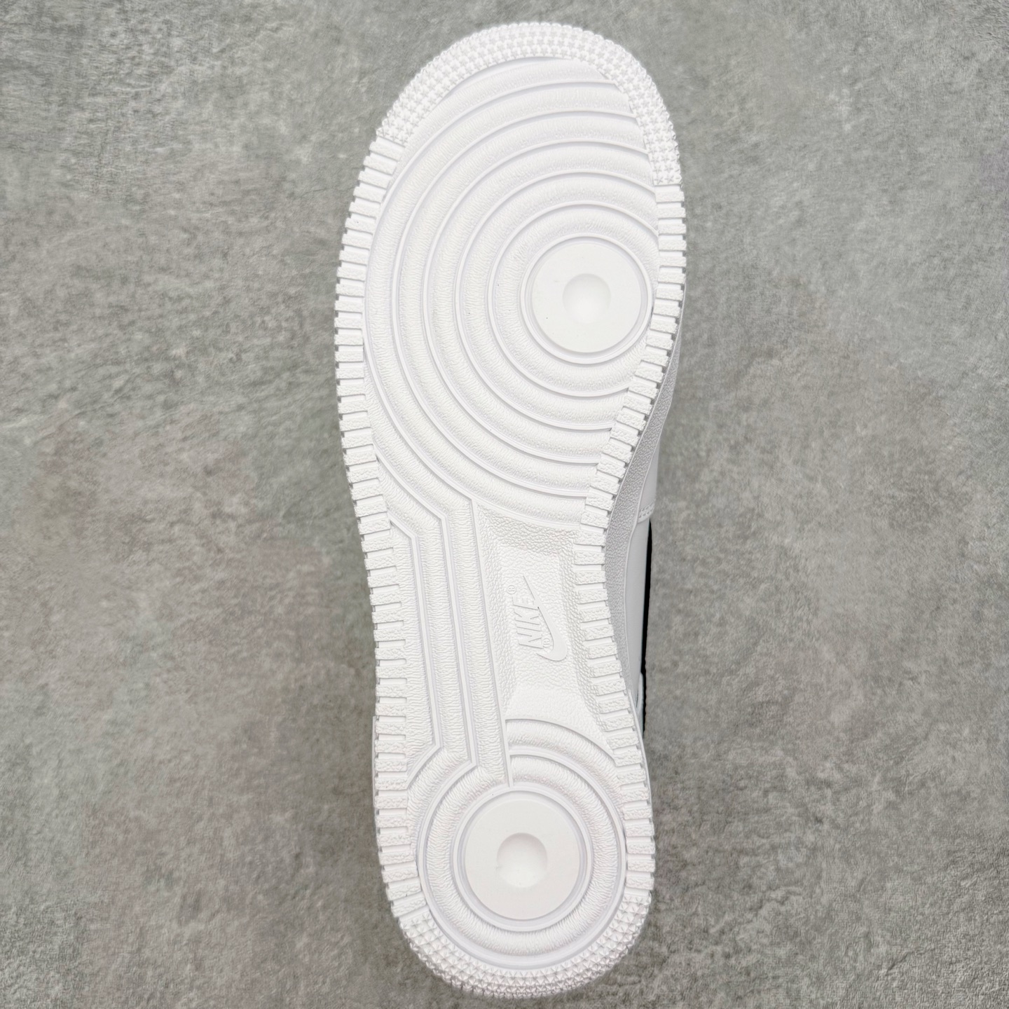图片[9]-＃PK纯原 Supreme x NK AIR Force 1 Low 空军一号联名 白黑 CU9225-102 注意此配色为原厂皮料 独家私模2025全新鱼鳞纹大底 咬花纹路更加清晰 全新排版鞋头倒置五角星 五角星对比旧版老版本 间距放大 星星缩小 全套官方原配件 防尘布袋 全鞋电脑针车 工整有序 视觉效果满分 原厂拉帮手法 标准四线 密度针距针孔大小控制到位 原装反口里网布海绵 正确卡色网眼大小 新版鞋撑改用纸团代替 原厂港宝加持完美还原灵魂版型 从里到外百分百还原 内置Sole气垫 中底白色背胶 已经无限的接近公司 原厂楦头 原厂刺绣 后跟弧度完美 尺码：35.5 36 36.5 37.5 38 38.5 39 40 40.5 41 42 42.5 43 44 44.5 45 46-选品中心