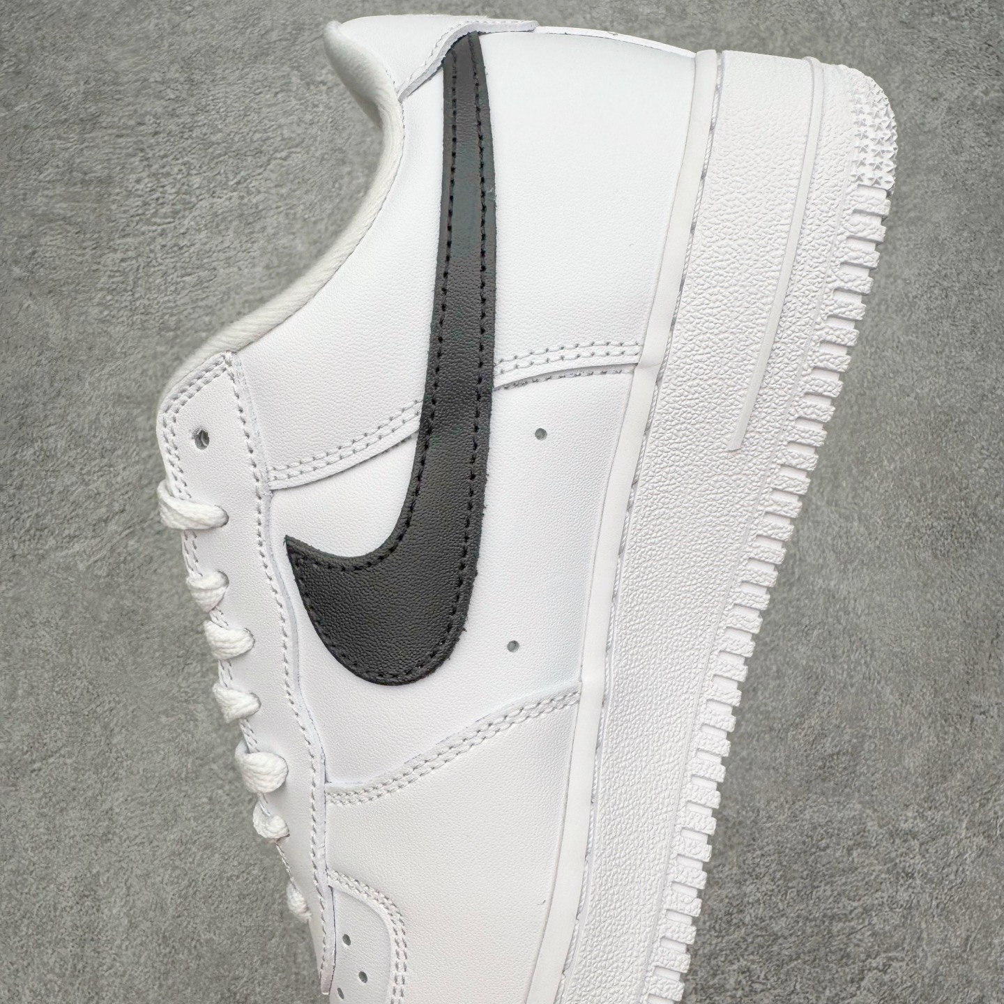 图片[7]-＃PK纯原 Supreme x NK AIR Force 1 Low 空军一号联名 白黑 CU9225-102 注意此配色为原厂皮料 独家私模2025全新鱼鳞纹大底 咬花纹路更加清晰 全新排版鞋头倒置五角星 五角星对比旧版老版本 间距放大 星星缩小 全套官方原配件 防尘布袋 全鞋电脑针车 工整有序 视觉效果满分 原厂拉帮手法 标准四线 密度针距针孔大小控制到位 原装反口里网布海绵 正确卡色网眼大小 新版鞋撑改用纸团代替 原厂港宝加持完美还原灵魂版型 从里到外百分百还原 内置Sole气垫 中底白色背胶 已经无限的接近公司 原厂楦头 原厂刺绣 后跟弧度完美 尺码：35.5 36 36.5 37.5 38 38.5 39 40 40.5 41 42 42.5 43 44 44.5 45 46-选品中心