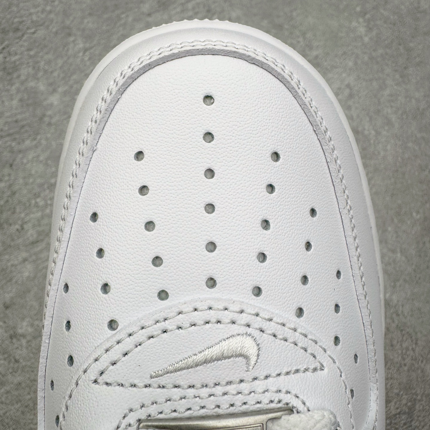 图片[16]-＃PK纯原 Supreme x NK AIR Force 1 Low 空军一号联名 白黑 CU9225-102 注意此配色为原厂皮料 独家私模2025全新鱼鳞纹大底 咬花纹路更加清晰 全新排版鞋头倒置五角星 五角星对比旧版老版本 间距放大 星星缩小 全套官方原配件 防尘布袋 全鞋电脑针车 工整有序 视觉效果满分 原厂拉帮手法 标准四线 密度针距针孔大小控制到位 原装反口里网布海绵 正确卡色网眼大小 新版鞋撑改用纸团代替 原厂港宝加持完美还原灵魂版型 从里到外百分百还原 内置Sole气垫 中底白色背胶 已经无限的接近公司 原厂楦头 原厂刺绣 后跟弧度完美 尺码：35.5 36 36.5 37.5 38 38.5 39 40 40.5 41 42 42.5 43 44 44.5 45 46-选品中心