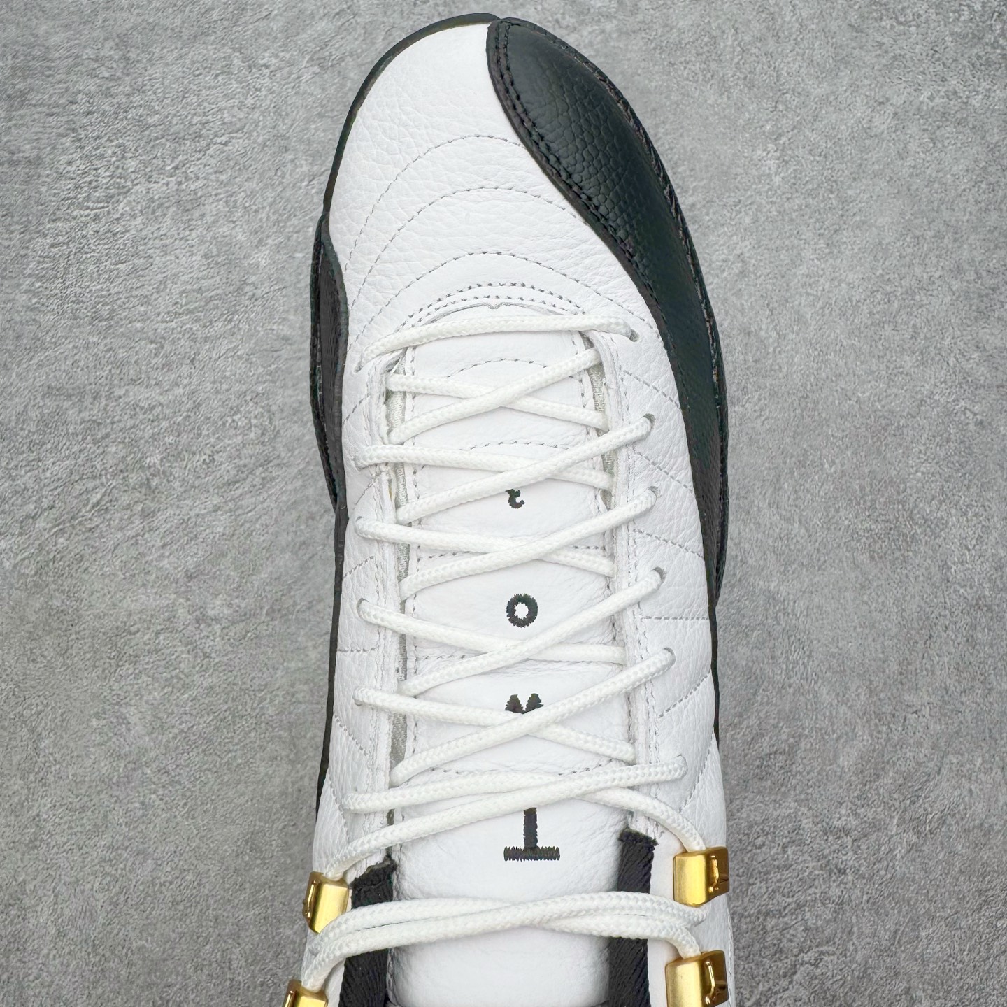 图片[4]-＃PK纯原 Air Jordan AJ12 Retro 复刻黑白金扣 货号：CT8013-117 外贸特供批次 原楦原档案数据开模打造 原汁原味12代鞋型 进口原厂皮料 原厂碳板 原装材料 原厂定制金属扣 原厂电绣 支持与公司货全方位对比 只服务于5%懂鞋的高端客户 发国外可支持各种retail商店充正寄售 尺码：40 40.5 41 42 42.5 43 44 44.5 45 45.5 46 47.5-选品中心
