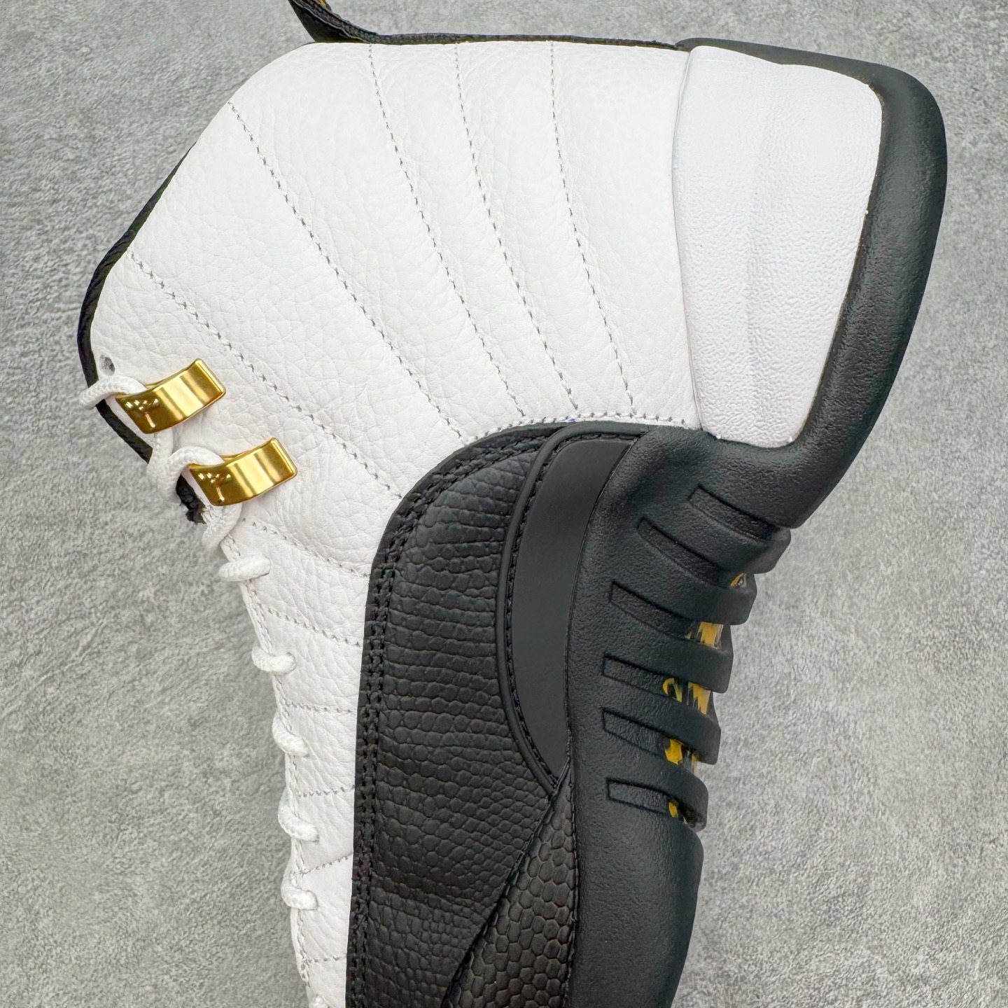 图片[7]-＃PK纯原 Air Jordan AJ12 Retro 复刻黑白金扣 货号：CT8013-117 外贸特供批次 原楦原档案数据开模打造 原汁原味12代鞋型 进口原厂皮料 原厂碳板 原装材料 原厂定制金属扣 原厂电绣 支持与公司货全方位对比 只服务于5%懂鞋的高端客户 发国外可支持各种retail商店充正寄售 尺码：40 40.5 41 42 42.5 43 44 44.5 45 45.5 46 47.5-选品中心