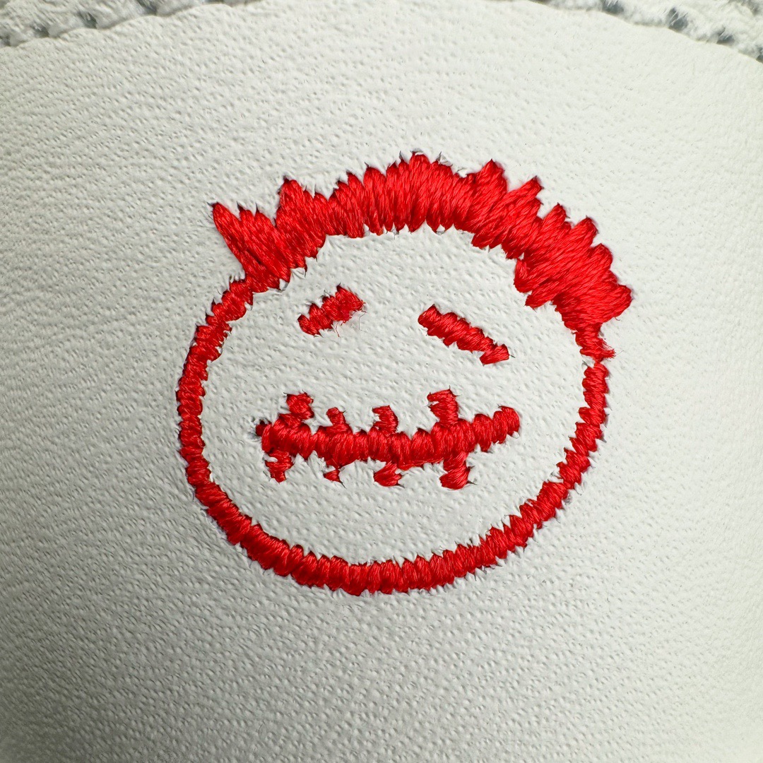 图片[20]-＃PK纯原 Travis Scott x Jordan AJ Cut The Check TS倒钩联名魔术贴篮球鞋 军绿白 FZ8117-100 注意默认配原盒盒子配套布袋不用加钱 退货丢失扣30元 原厂全套原楦原纸板冲刀磨具开发 原厂皮料加持 原厂港宝加持定型后跟R度完美 同源原厂电绣 鬼脸飞翼针数密度立体效果一致 百分百一致原鞋 原厂拉帮工艺 针距密度一致 后跟弧度收口自然不对折 极致一眼正品既视感 进口玻璃冲刀皮料裁剪零毛边 全鞋电脑针车工艺 品控清洁度最高QC检验标准 免检产品 原厂订购鞋盒、布袋、鞋标、防尘纸、鞋撑、鞋带 追求极致的原厂味道 配色方面采用白色为基础 搭配棕色框架呈现 完美还原了初代倒钩的配色设计 细节方面 标志性的反钩Swoosh采用米色点缀 鞋面还带有特殊的魔术贴细节 此外在鞋舌、后跟部分均带有Cactus Jack厂牌Logo 彰显鞋款特殊身份 尺码：36 36.5 37.5 38 38.5 39 40 40.5 41 42 42.5 43 44 44.5 45 46 47.5-选品中心
