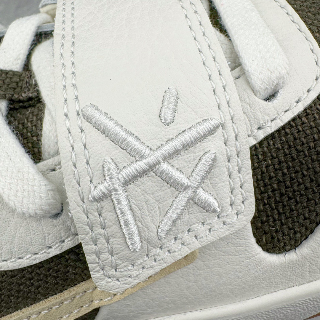 图片[14]-＃PK纯原 Travis Scott x Jordan AJ Cut The Check TS倒钩联名魔术贴篮球鞋 军绿白 FZ8117-100 注意默认配原盒盒子配套布袋不用加钱 退货丢失扣30元 原厂全套原楦原纸板冲刀磨具开发 原厂皮料加持 原厂港宝加持定型后跟R度完美 同源原厂电绣 鬼脸飞翼针数密度立体效果一致 百分百一致原鞋 原厂拉帮工艺 针距密度一致 后跟弧度收口自然不对折 极致一眼正品既视感 进口玻璃冲刀皮料裁剪零毛边 全鞋电脑针车工艺 品控清洁度最高QC检验标准 免检产品 原厂订购鞋盒、布袋、鞋标、防尘纸、鞋撑、鞋带 追求极致的原厂味道 配色方面采用白色为基础 搭配棕色框架呈现 完美还原了初代倒钩的配色设计 细节方面 标志性的反钩Swoosh采用米色点缀 鞋面还带有特殊的魔术贴细节 此外在鞋舌、后跟部分均带有Cactus Jack厂牌Logo 彰显鞋款特殊身份 尺码：36 36.5 37.5 38 38.5 39 40 40.5 41 42 42.5 43 44 44.5 45 46 47.5-选品中心