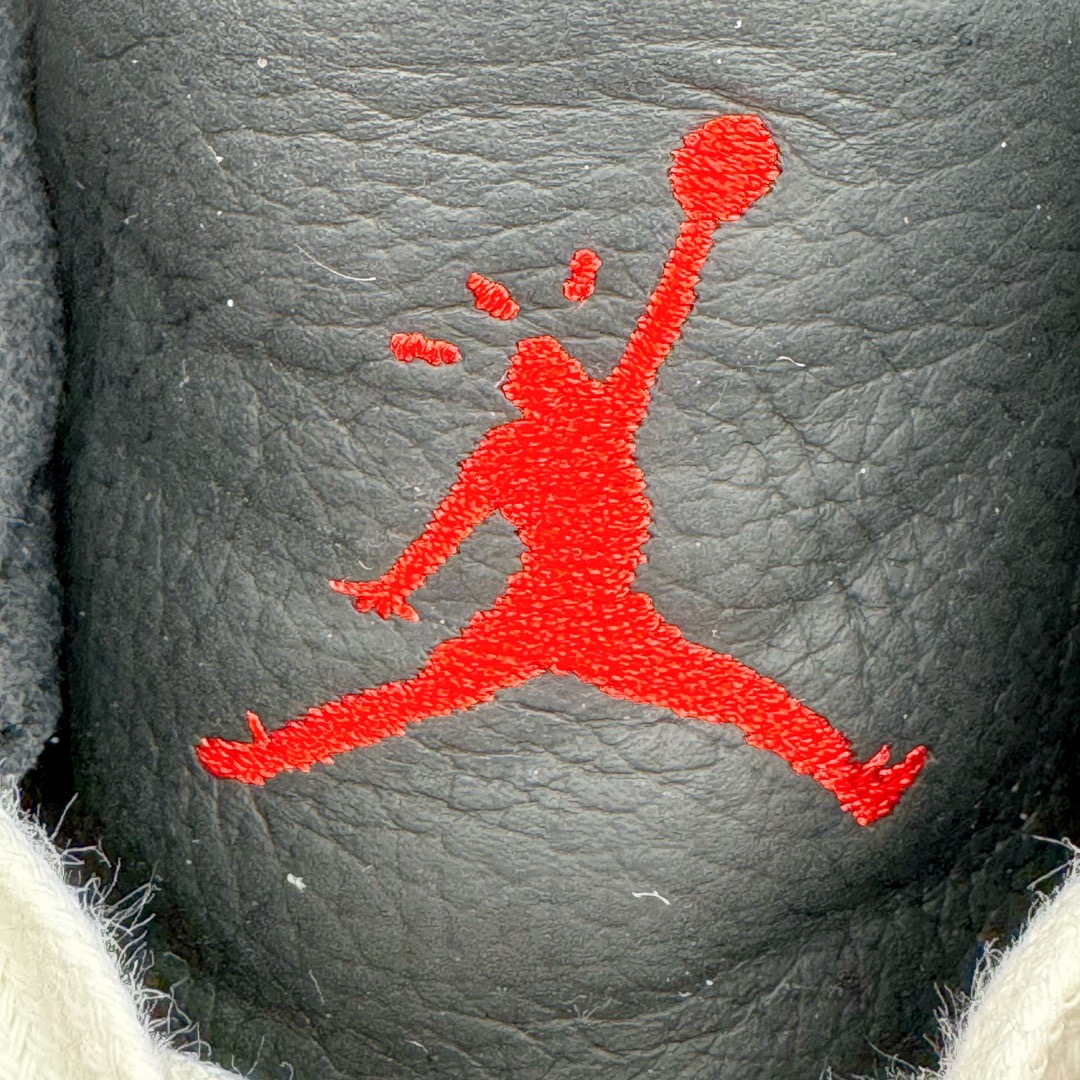 图片[16]-＃PK纯原 Travis Scott x Jordan AJ Cut The Check TS倒钩联名魔术贴篮球鞋 白黑红 FZ8117-101 注意默认配原盒盒子配套布袋不用加钱 退货丢失扣30元 原厂全套原楦原纸板冲刀磨具开发 原厂皮料加持 原厂港宝加持定型后跟R度完美 同源原厂电绣 鬼脸飞翼针数密度立体效果一致 百分百一致原鞋 原厂拉帮工艺 针距密度一致 后跟弧度收口自然不对折 极致一眼正品既视感 进口玻璃冲刀皮料裁剪零毛边 全鞋电脑针车工艺 品控清洁度最高QC检验标准 免检产品 原厂订购鞋盒、布袋、鞋标、防尘纸、鞋撑、鞋带 追求极致的原厂味道 配色方面采用白色为基础 搭配棕色框架呈现 完美还原了初代倒钩的配色设计 细节方面 标志性的反钩Swoosh采用米色点缀 鞋面还带有特殊的魔术贴细节 此外在鞋舌、后跟部分均带有Cactus Jack厂牌Logo 彰显鞋款特殊身份 尺码：36 36.5 37.5 38 38.5 39 40 40.5 41 42 42.5 43 44 44.5 45 46 47.5-选品中心