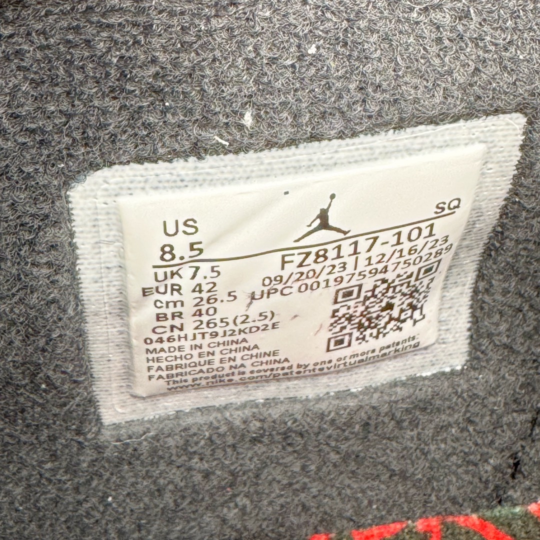 图片[13]-＃PK纯原 Travis Scott x Jordan AJ Cut The Check TS倒钩联名魔术贴篮球鞋 白黑红 FZ8117-101 注意默认配原盒盒子配套布袋不用加钱 退货丢失扣30元 原厂全套原楦原纸板冲刀磨具开发 原厂皮料加持 原厂港宝加持定型后跟R度完美 同源原厂电绣 鬼脸飞翼针数密度立体效果一致 百分百一致原鞋 原厂拉帮工艺 针距密度一致 后跟弧度收口自然不对折 极致一眼正品既视感 进口玻璃冲刀皮料裁剪零毛边 全鞋电脑针车工艺 品控清洁度最高QC检验标准 免检产品 原厂订购鞋盒、布袋、鞋标、防尘纸、鞋撑、鞋带 追求极致的原厂味道 配色方面采用白色为基础 搭配棕色框架呈现 完美还原了初代倒钩的配色设计 细节方面 标志性的反钩Swoosh采用米色点缀 鞋面还带有特殊的魔术贴细节 此外在鞋舌、后跟部分均带有Cactus Jack厂牌Logo 彰显鞋款特殊身份 尺码：36 36.5 37.5 38 38.5 39 40 40.5 41 42 42.5 43 44 44.5 45 46 47.5-选品中心