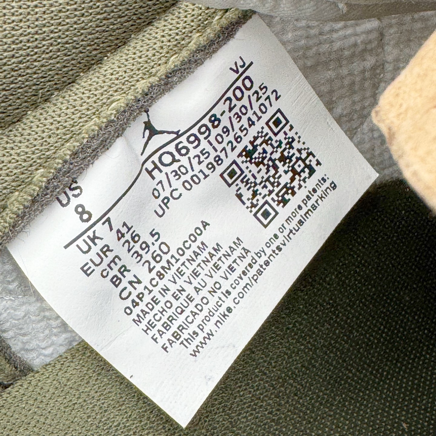 图片[11]-＃KZ神版 Air Jordan AJ1 Low OG 低帮 橄榄绿 HQ6998-200 外贸特供批次 新配色不断更新开发 市场中端王者 全套原纸板楦头开发 确保原汁原味 完美呈现一代版型 一比一鞋头弧度高度鞋身弧度 此版本只针对中端市场 细节品控鞋型随意秒杀市面同价位 鞋型完美 不臃肿别扭 头层皮料加持 用料绝不含糊 进口玻璃冲刀皮料裁剪零毛边 电脑针车工艺 超高鞋面清洁度 最高QC检验标准 控制溢胶瑕疵 原盒原配 飞翼3D高频深度立体 工艺方面大到整体鞋型 漏斗收腰 底线拉帮 LOGO立体程度 小到针眼排布 载片对称 冲孔效果 鞋标规范 鞋垫背胶等等 无一不是口碑收割 每双都是一个回头客 尺码：36 36.5 37.5 38 38.5 39 40 40.5 41 42 42.5 43 44 44.5 45 46 47.5-选品中心