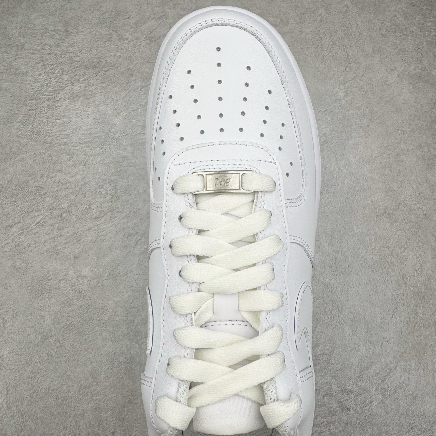 图片[4]-＃Lw性价比批次 NK Air Force 1 Low \’07 空军一号低帮经典板鞋 纯白 CW2288-111 注意报货备注 此实拍为性价比二层皮批次 全鞋零荧光线 随意冲正 同步官方2025专柜在售全新版本细节 更新二分一背胶 全新货号 鞋盒规格 不规则波浪大底咬花 全鞋电脑针车 工整有序 视觉效果满分 原厂拉帮手法 标准四线 密度针距针孔大小控制到位 原装反口里网布海绵 正确卡色网眼大小 新版鞋撑改用纸团代替 原厂港宝加持完美还原灵魂版型 原盒原配从里到外百分百还原 原厂全头层原厂皮料 原标原盒 内置Sole气垫 中底白色背胶 中底划线 已经无限的接近公司 原厂楦头 原厂刺绣 后跟弧度修正 尺码：36 36.5 37.5 38 38.5 39 40 40.5 41 42 42.5 43 44 44.5 45 46-选品中心